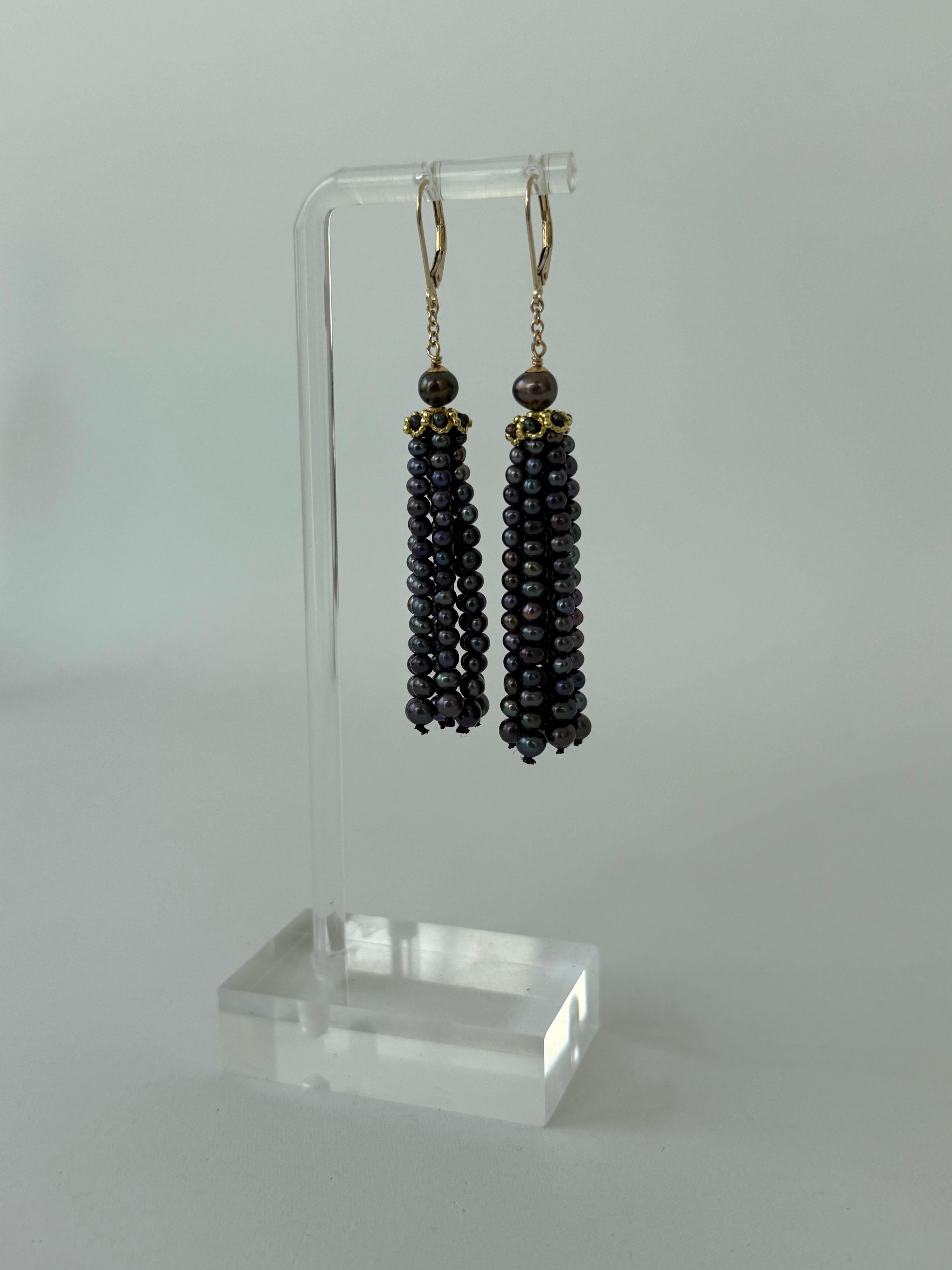 Uno splendido paio di orecchini di Marina J.
Questo paio è realizzato interamente con perle nere e oro giallo massiccio 14k. Appese alla catena in oro giallo massiccio 14k, le perle nere rotonde mostrano una lucentezza vivida e iridescente, che