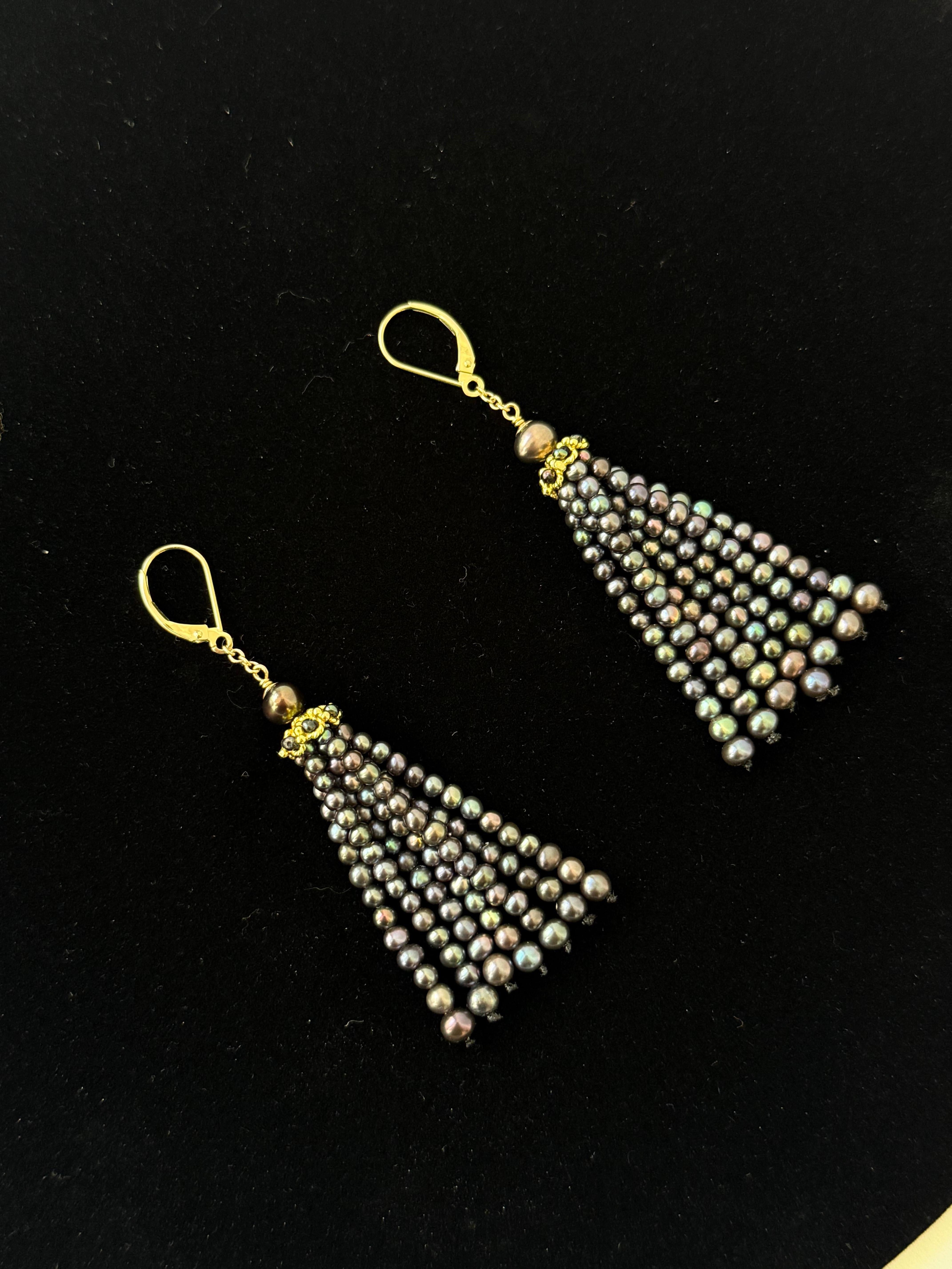 Donna Marina J. Orecchini di perle nere e oro giallo massiccio 14k con nappe graduate in vendita