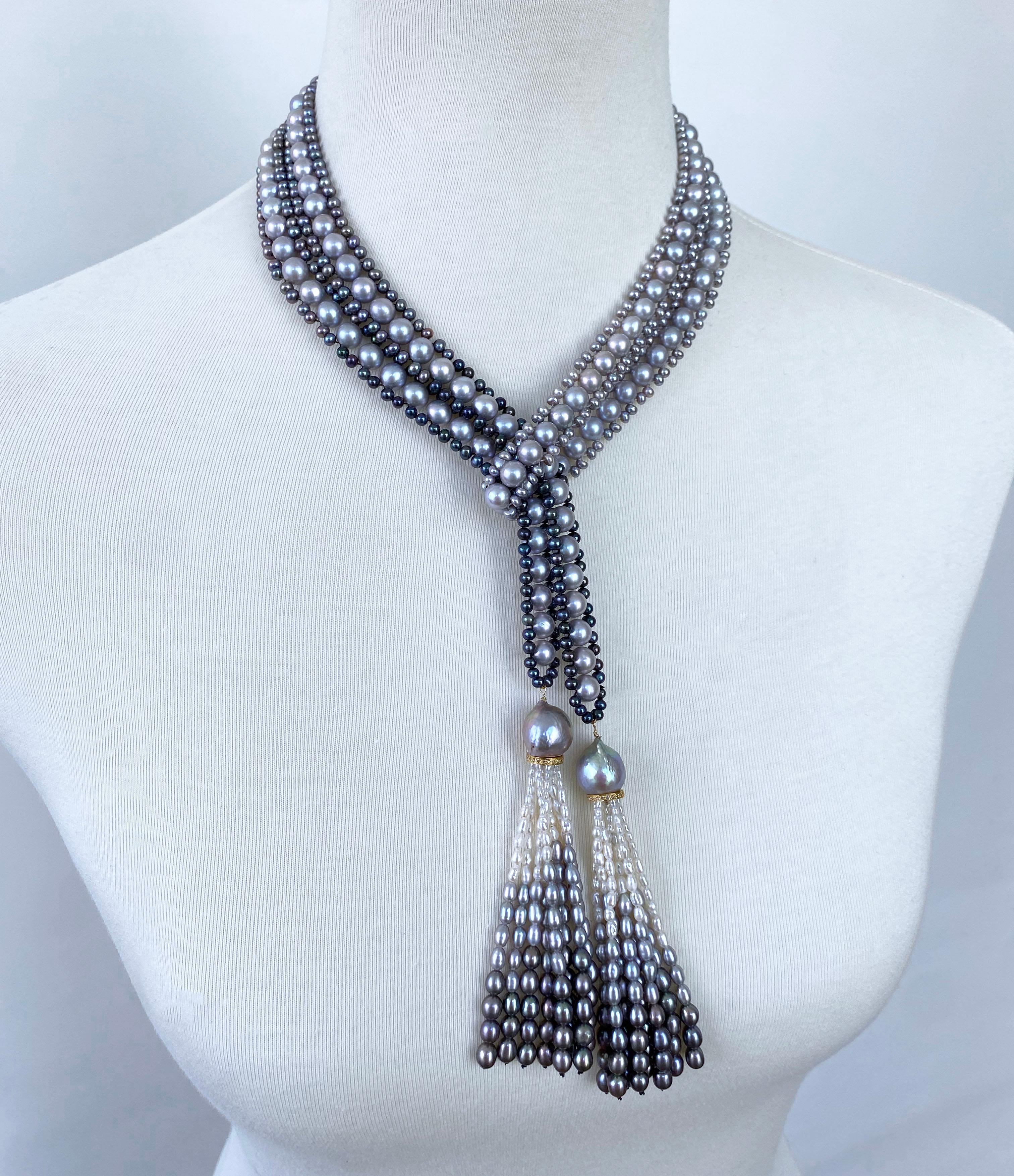 Perle Marina J. Sautoir à perles dégradées noires, blanches et grises avec pompons incrustés de diamants en vente