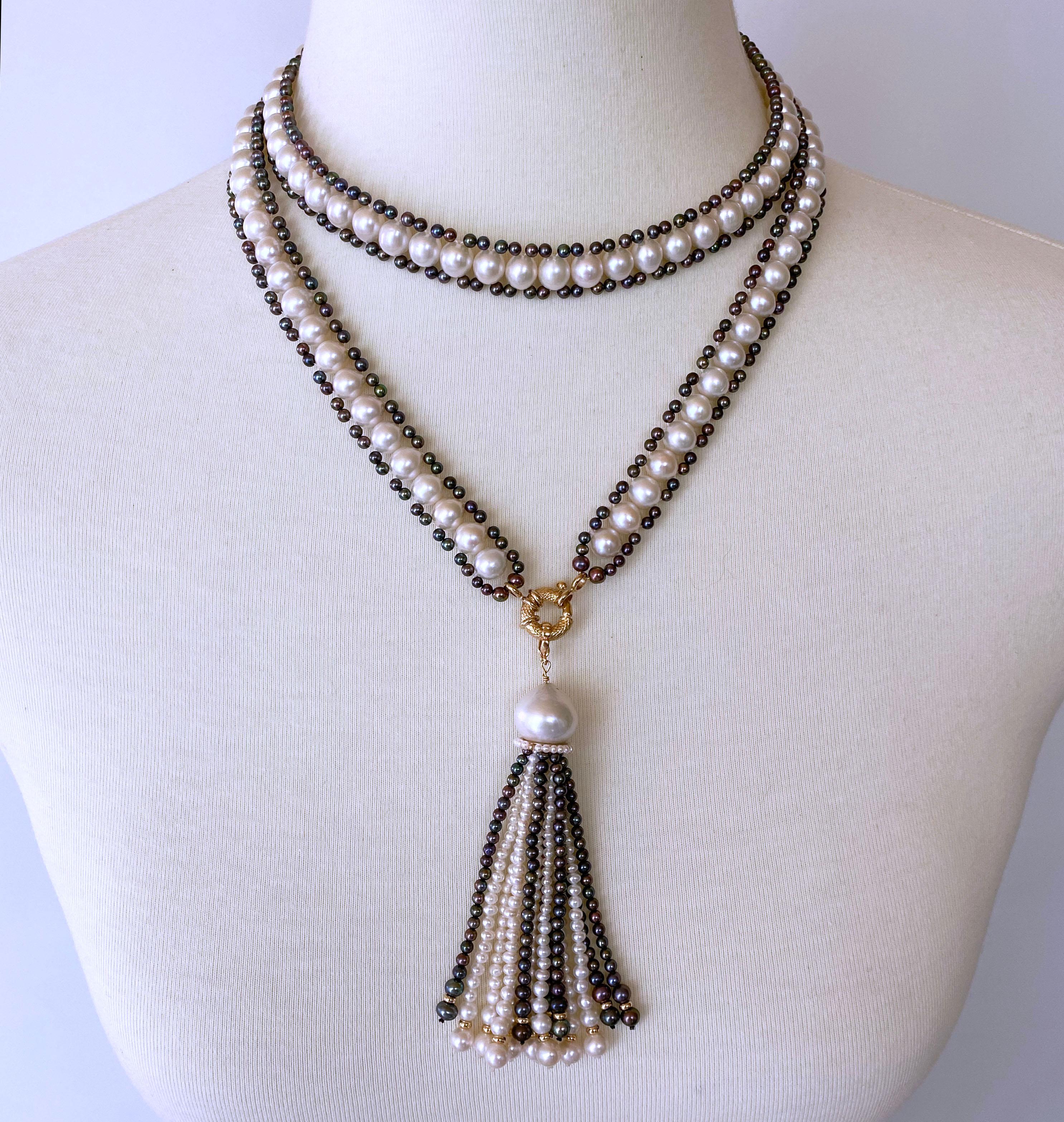 Un pezzo classico di Marina J. Questo Lariat / Sautoir è intrecciato a mano con perle di coltura che mostrano una splendida lucentezza e brillantezza. Le piccole perle nere che rivestono questo Sautoir hanno tutte un'iridescenza multicolore 
