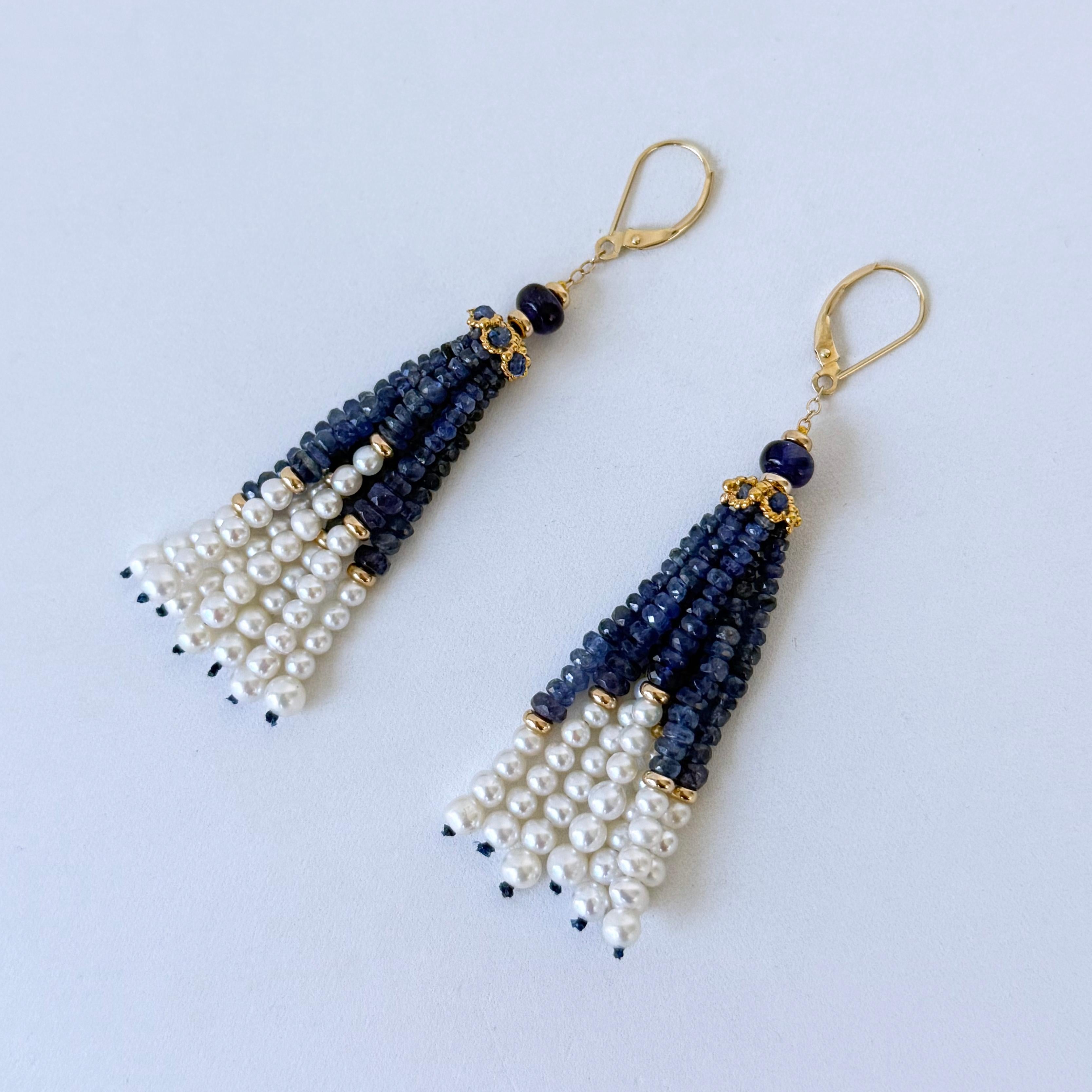 Magnifique paire de boucles d'oreilles de Marina J.
Cette paire se compose d'or jaune 14k massif, de saphirs bleus facettés et de perles. Une perle ronde en saphir bleu et des accessoires en or jaune 14k massif se trouvent au sommet d'une coupe en