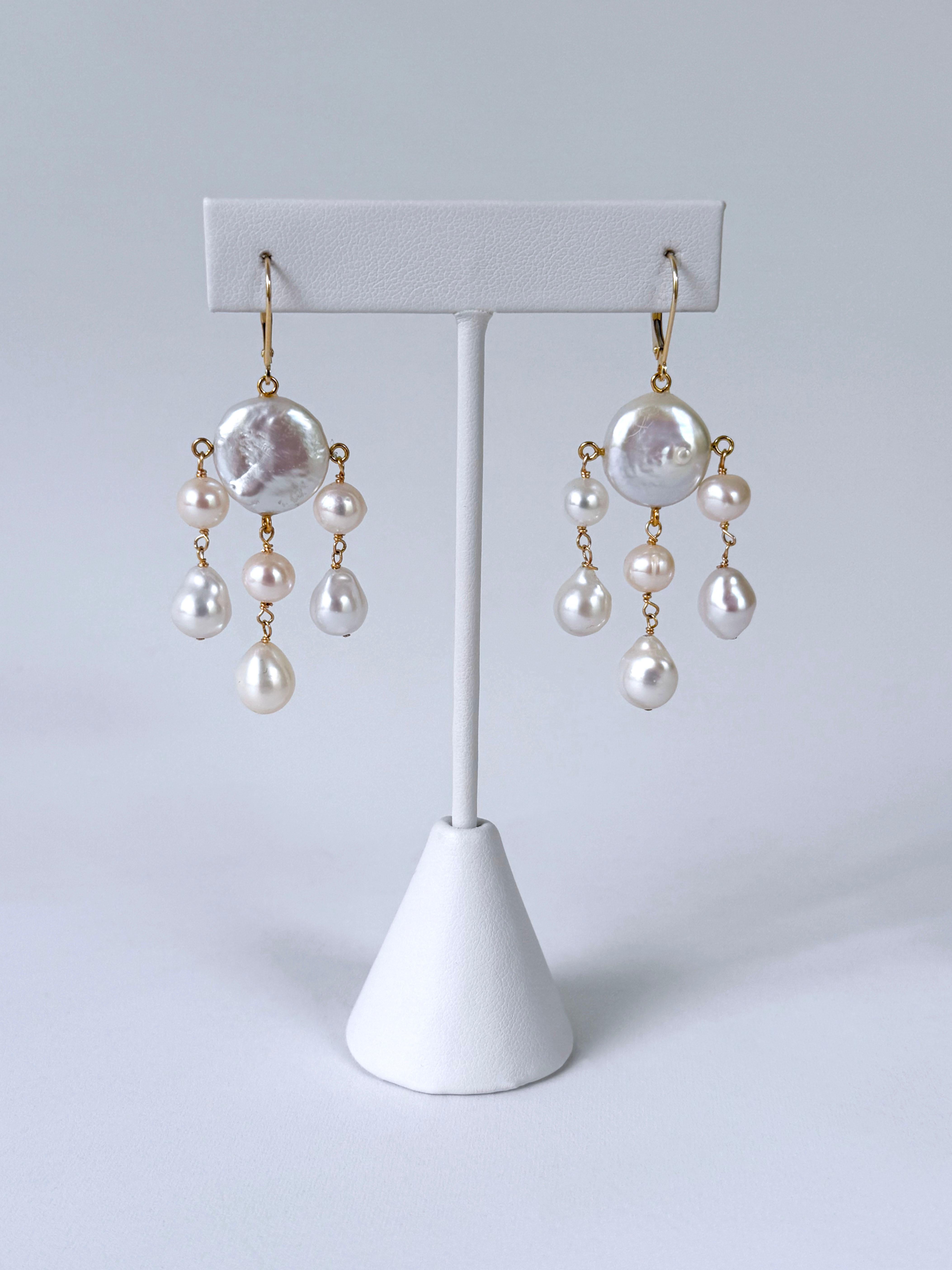 Un paio di orecchini semplici e meravigliosi di Marina J. 
Questo paio è realizzato interamente con perle barocche, perle barocche a moneta e ganci in oro giallo 14k massiccio. Al centro di questa coppia si trova una perla Baroque Coin di grande