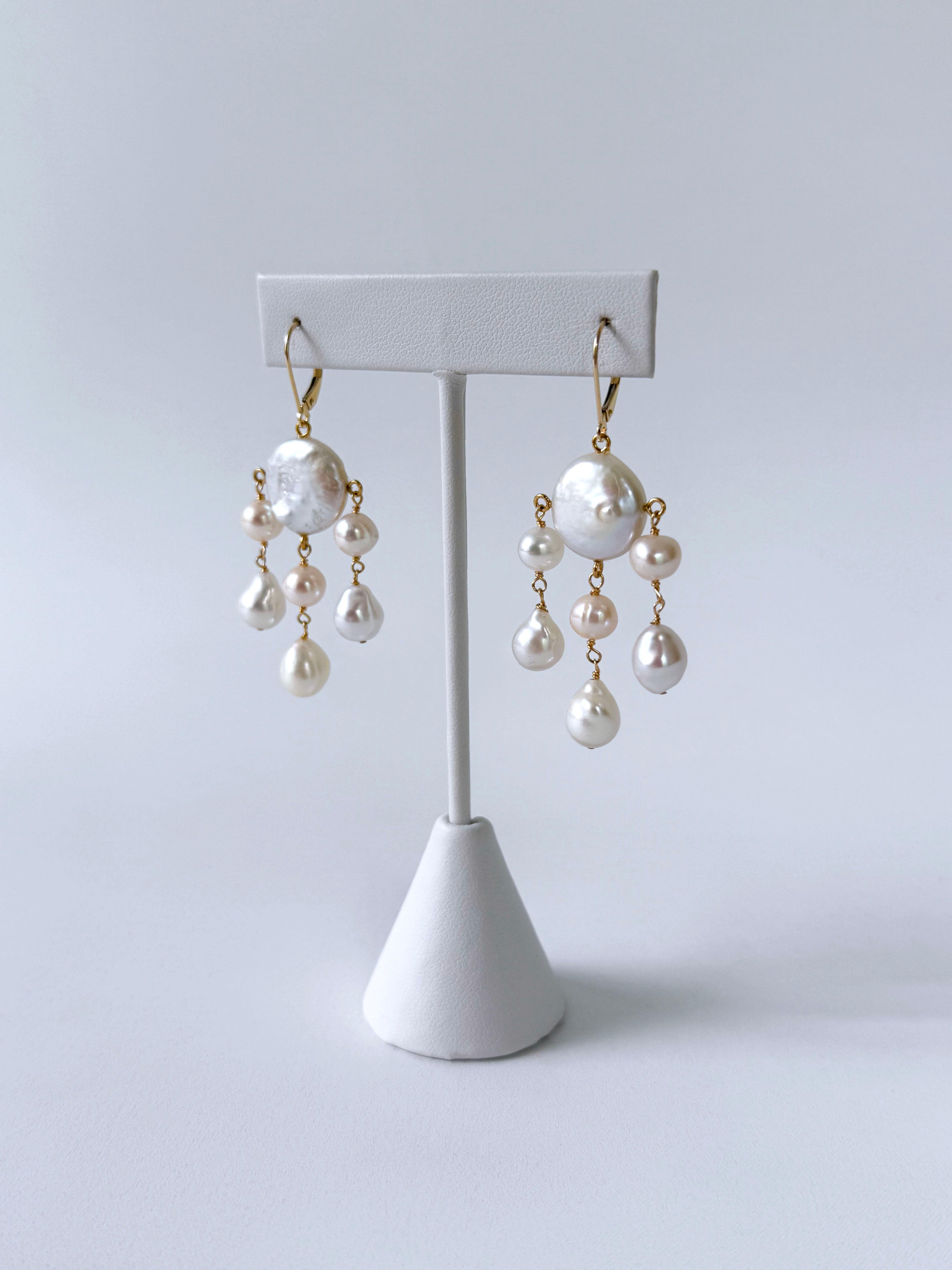 Perlina Marina J. Coin Orecchini a lampadario di perle con ganci a leva solidi da 14k in vendita
