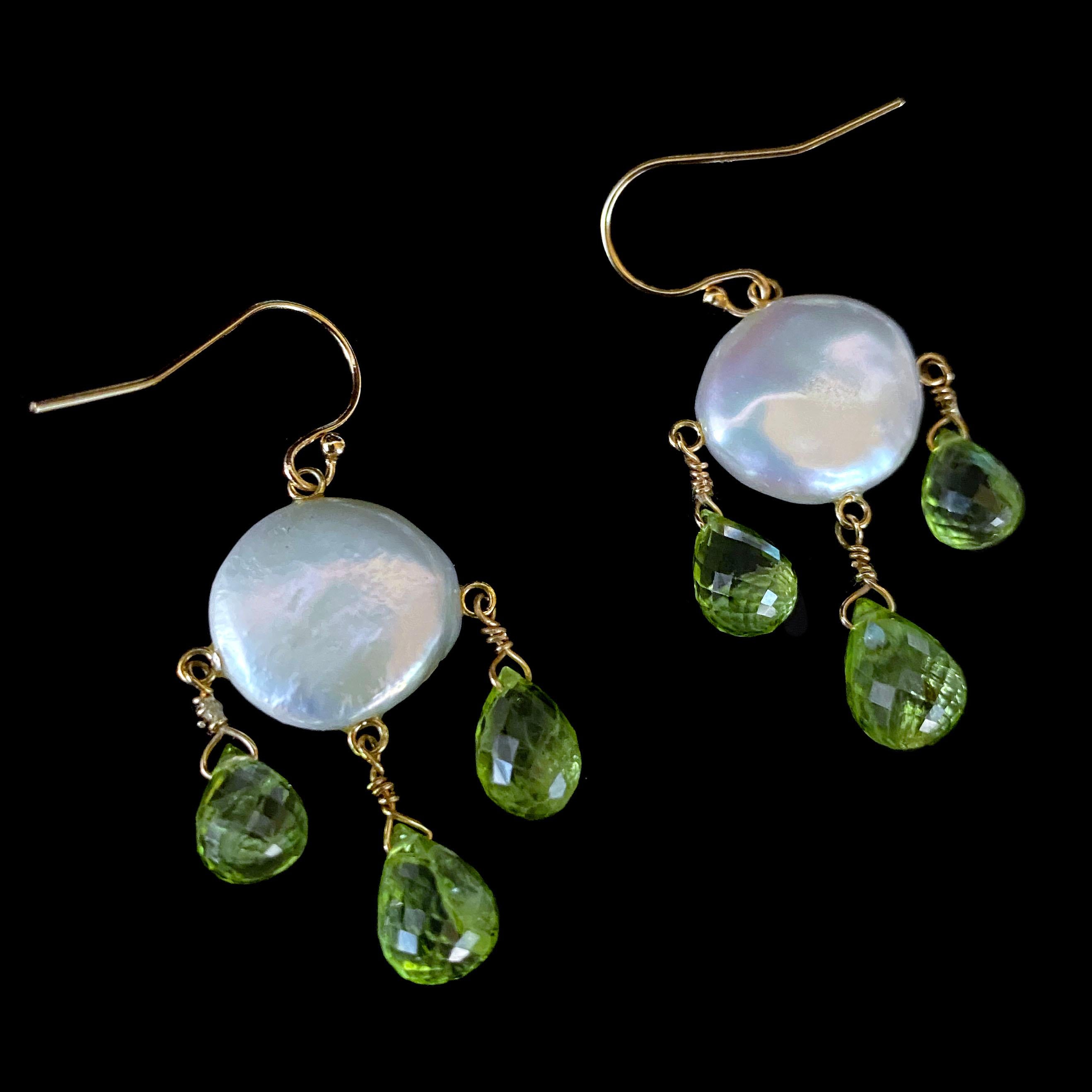 Perle Marina J. Boucles d'oreilles chandelier en or jaune 14 carats avec perles et péridots en vente