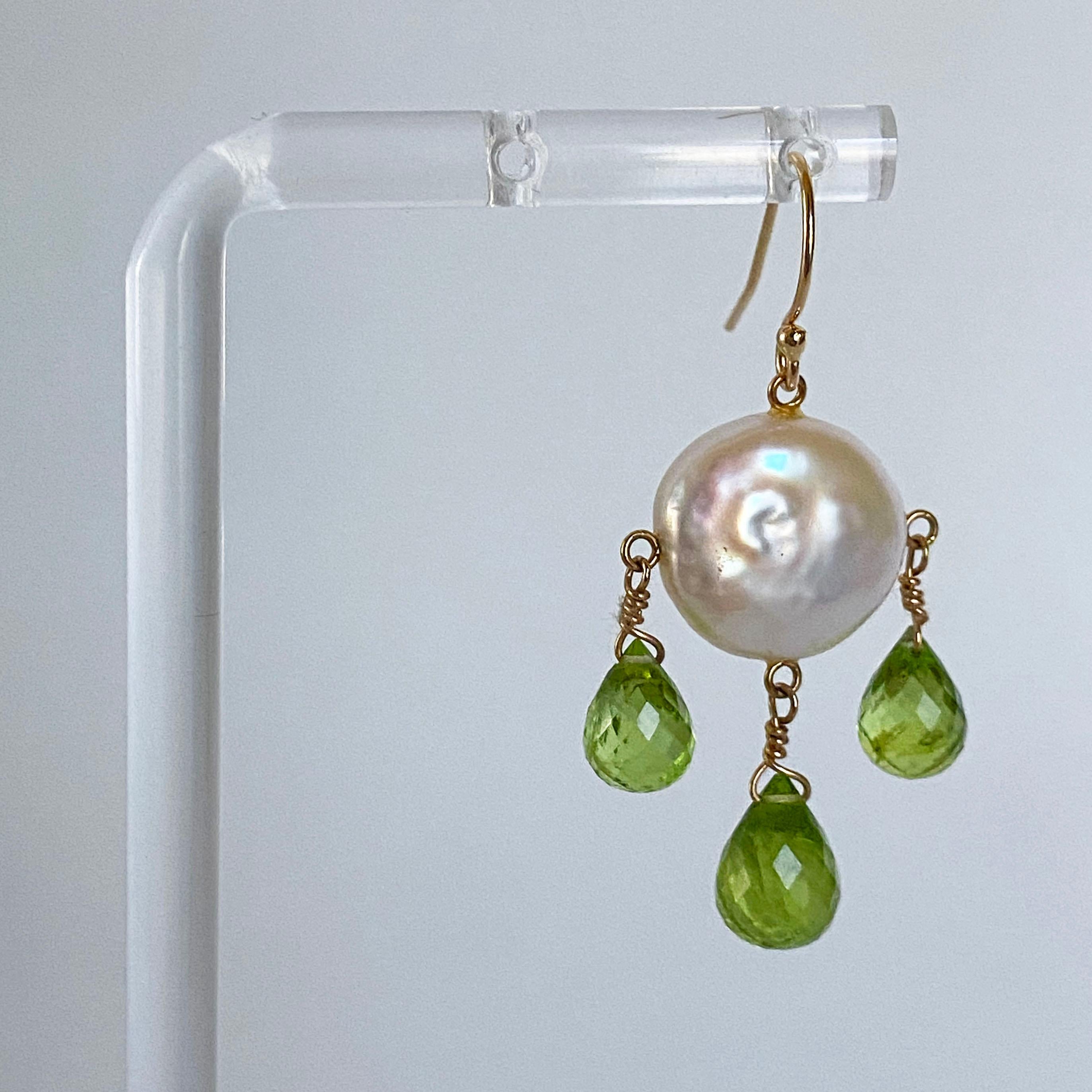 Marina J. Boucles d'oreilles chandelier en or jaune 14 carats avec perles et péridots Pour femmes en vente