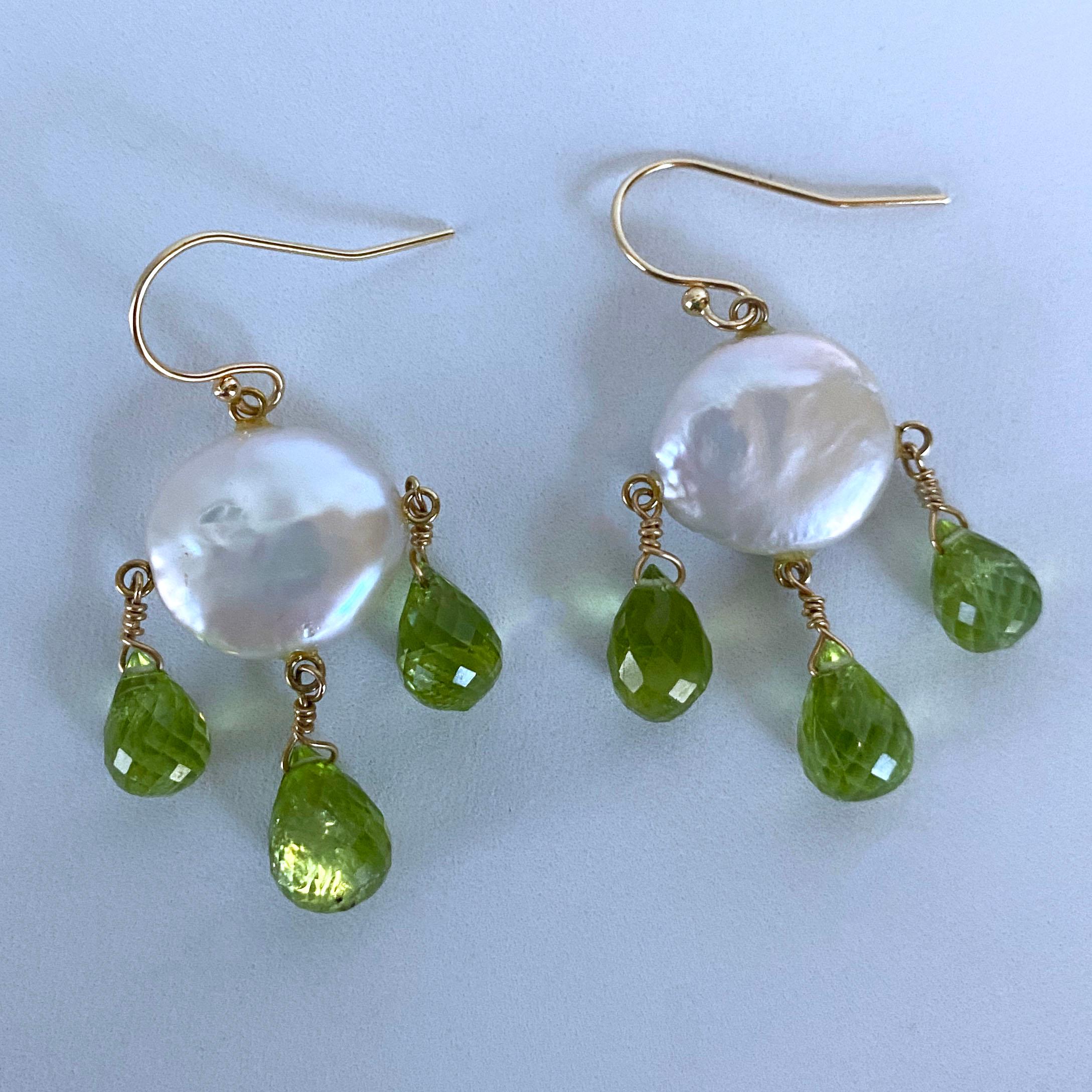 Marina J. Boucles d'oreilles chandelier en or jaune 14 carats avec perles et péridots en vente 1
