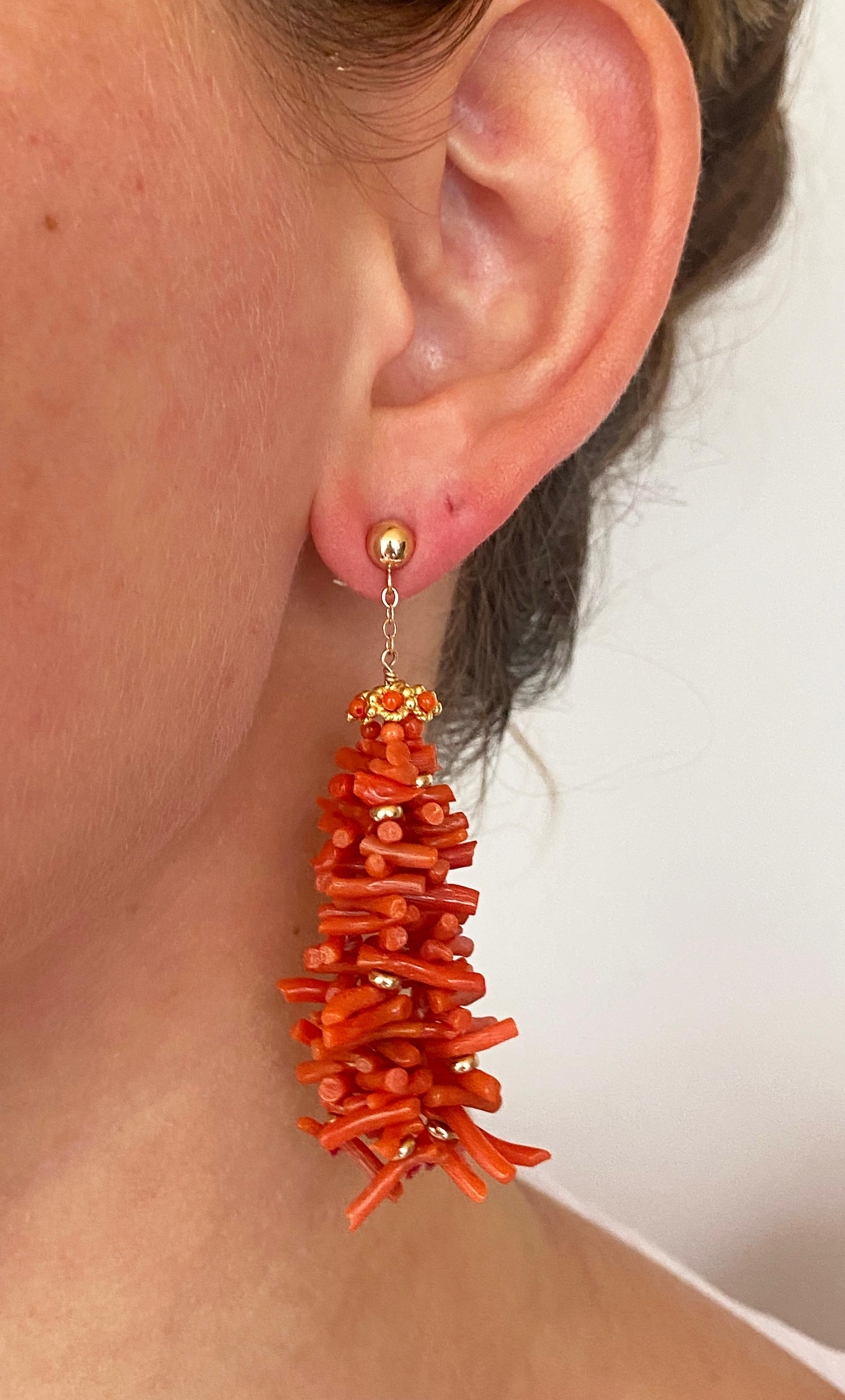 Ein einzigartiges Paar Ohrringe von Marina J. Dieses schöne Paar besteht aus zwei Kugeln aus massivem 14-karätigem Gelbgold, von denen eine massive Kette aus 14-karätigem Gelbgold herabhängt. An der Kette ist ein wunderschöner dekorativer
