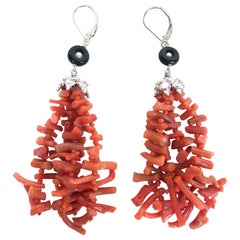 Marina J. Boucles d'oreilles à pampilles en corail, onyx noir et perles, et or blanc 14 carats