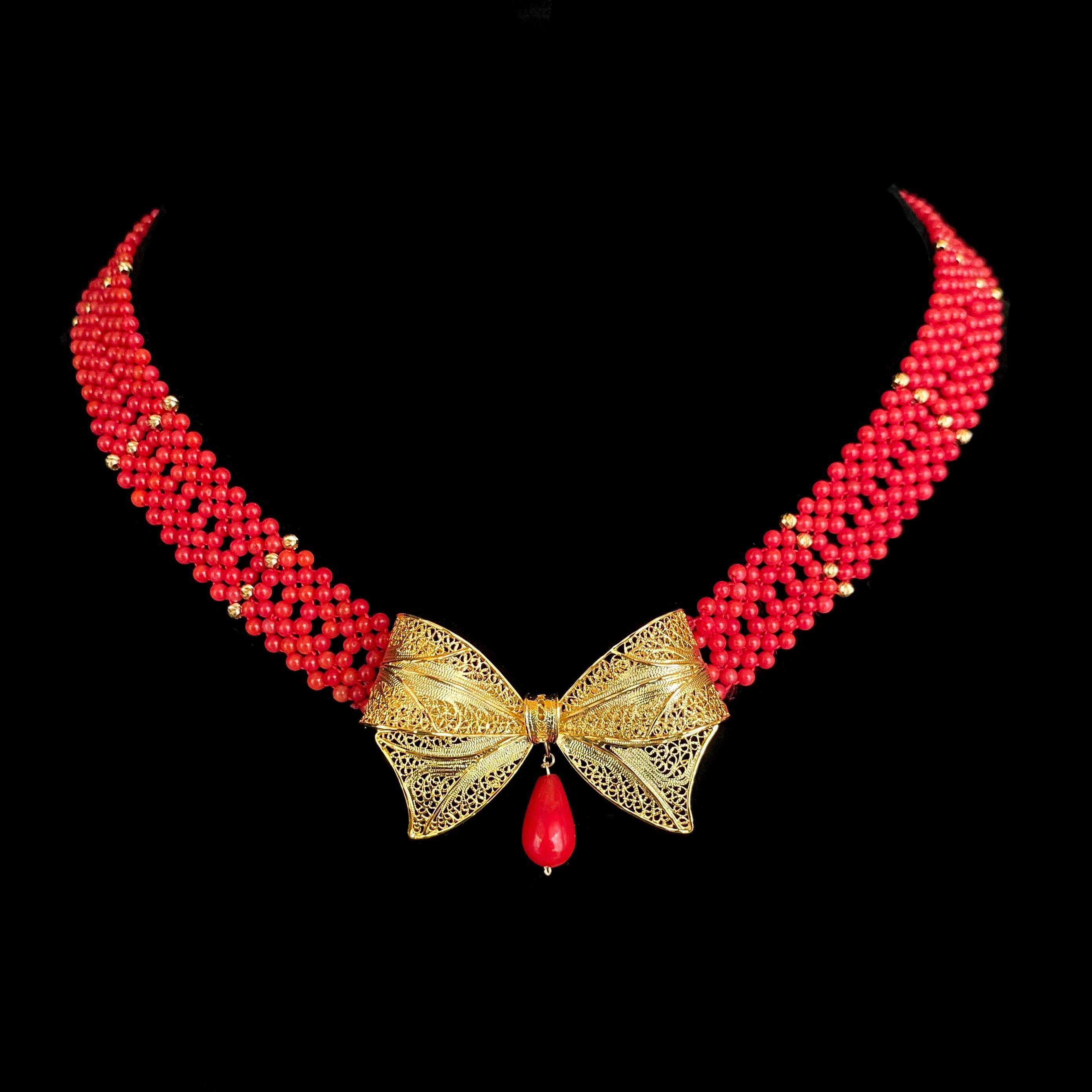 Wunderschönes Stück von Marina J. Diese Halskette besteht aus Korallenperlen, die in einem feinen, spitzenähnlichen Design miteinander verwoben sind. Die lebhafte rote Koralle steht in perfektem Kontrast zu den facettierten, 18-karätigen,