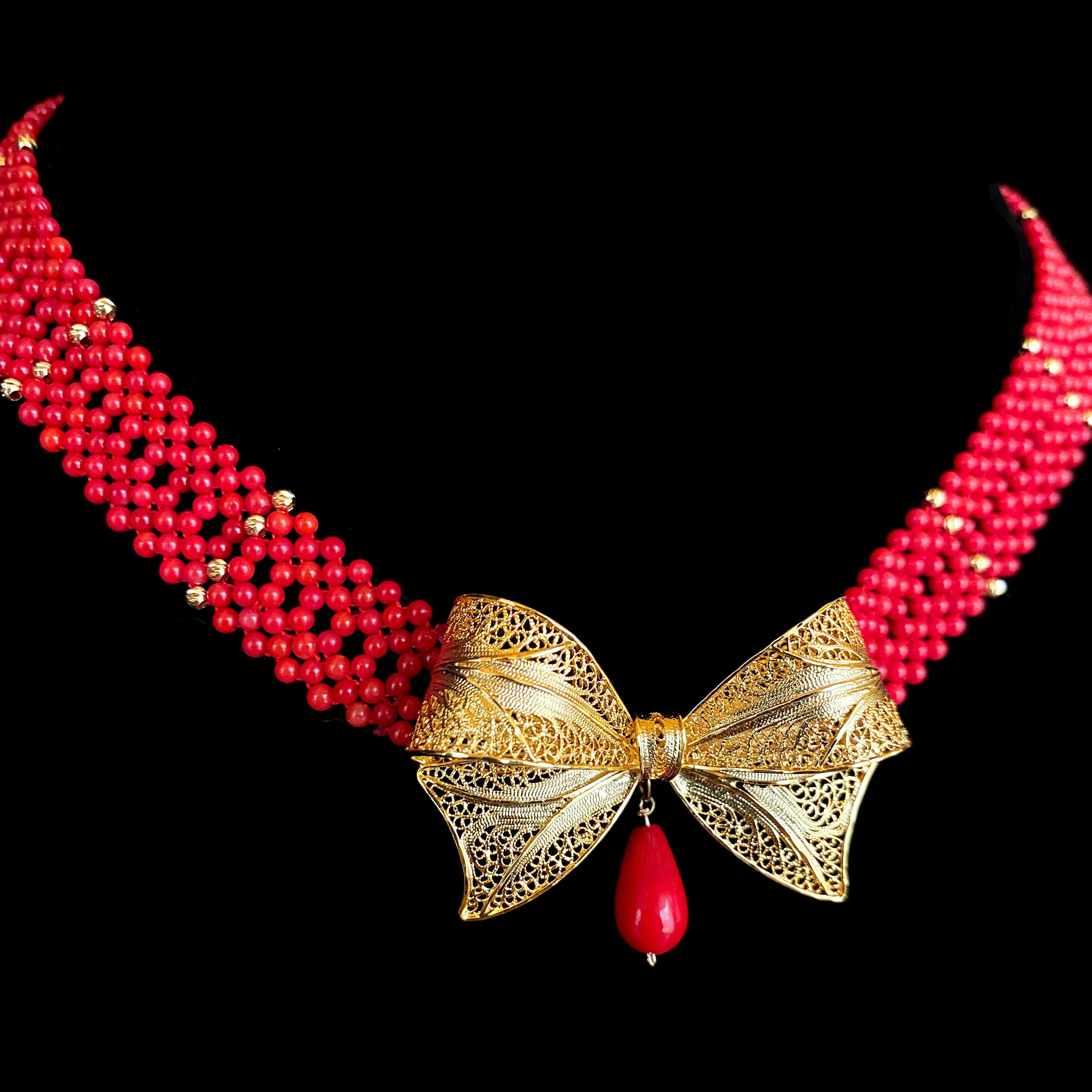 Marina J Koralle gewebte Halskette mit 18k versilberter Schleife Tafelaufsatz und Details (Perle) im Angebot