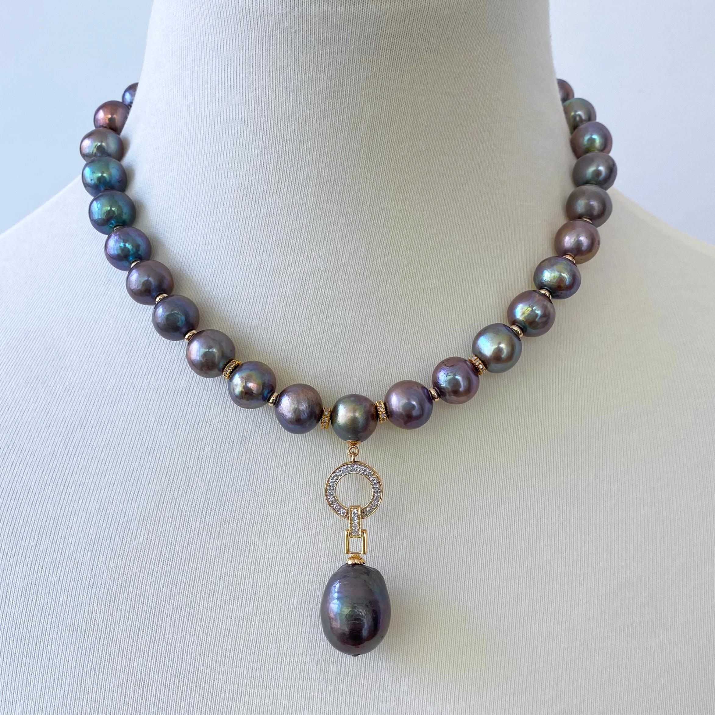 Dieses Stück ist mit allen schwarzen Perlen, massivem 14k Gelbgold und Diamanten gemacht. Die schwarzen Perlen in dieser Halskette haben eine barocke Struktur und zeigen einen lebendigen, vielfarbigen, irisierenden Glanz, der an eine Ölpest