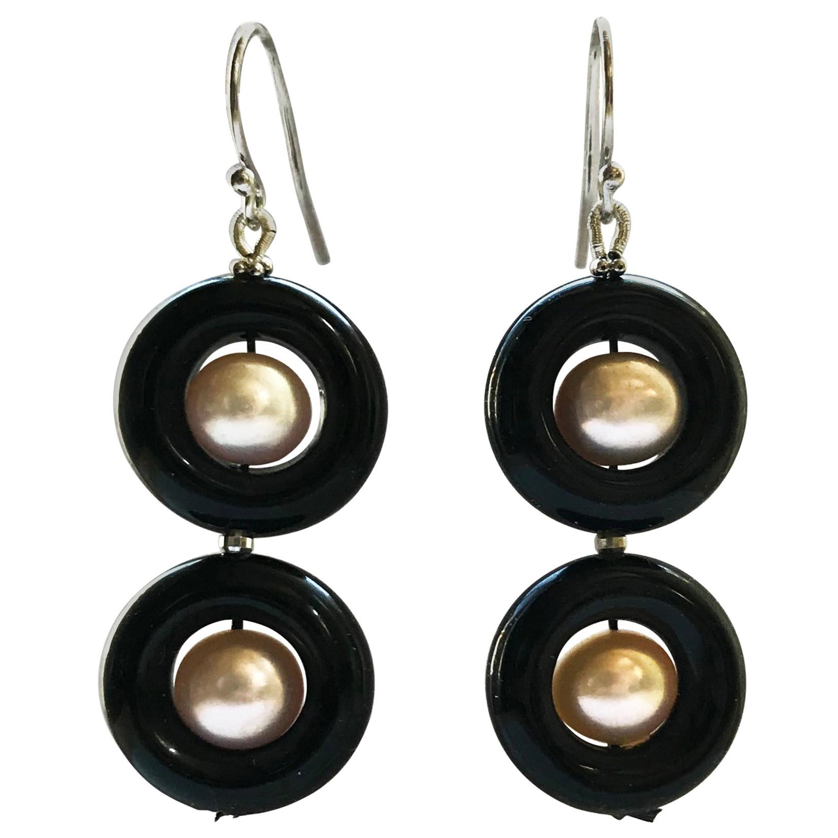 Marina J. Boucles d'oreilles à double crochet et perles en or blanc 14 carats avec onyx et perles