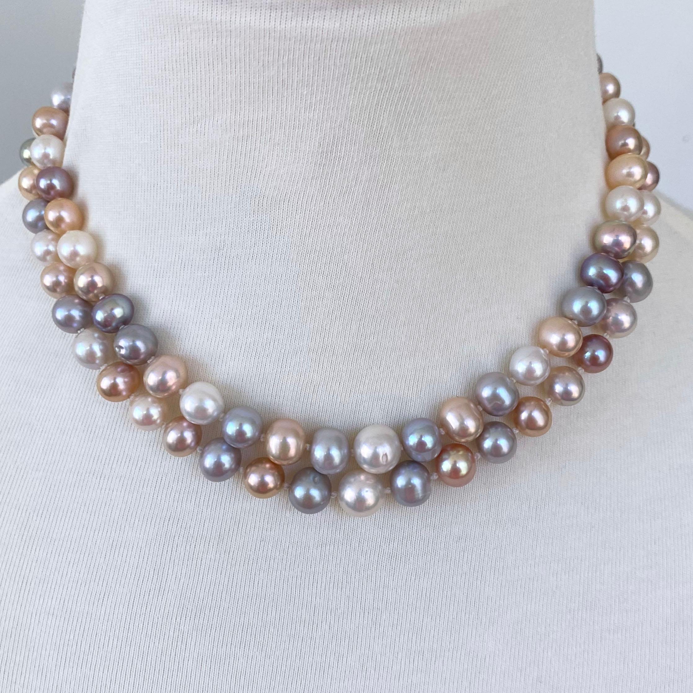 Bellissima collana di Marina J.

Questo pezzo è realizzato con perle coltivate multicolori infilate insieme. Lunga 16 pollici, questa collana presenta due fili di perle graduati che si incontrano in una chiusura decorativa Vintage By. La chiusura in