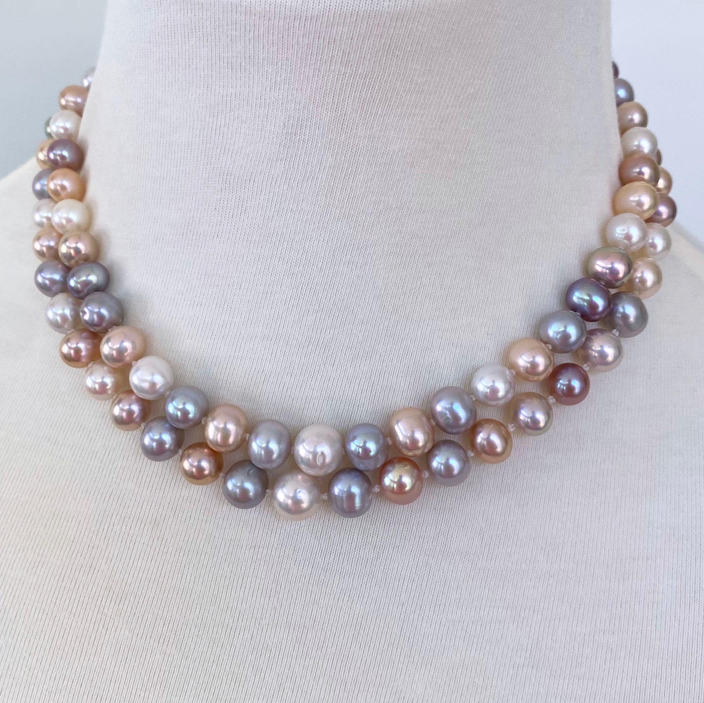 Perlina Marina J.  Collana di perle multicolore a due fili con chiusura in oro massiccio 14k in vendita