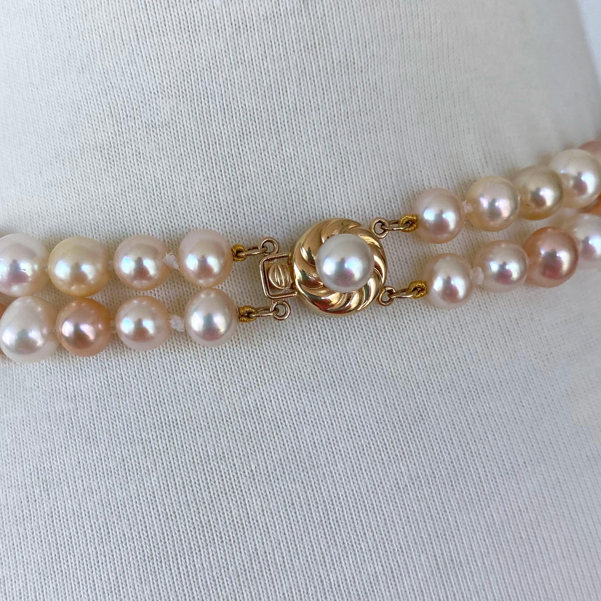 Donna Marina J.  Collana di perle multicolore a due fili con chiusura in oro massiccio 14k in vendita