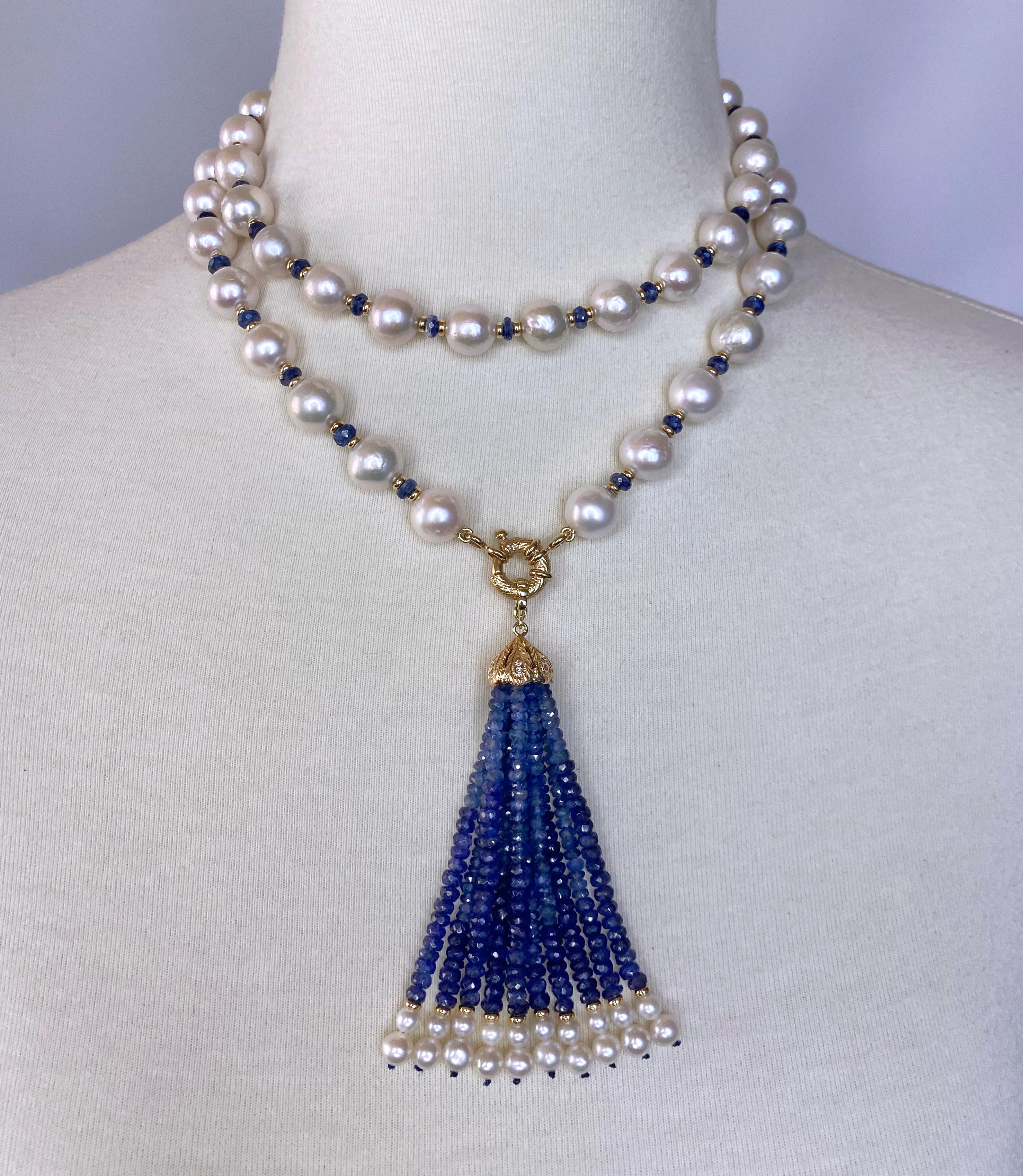 Magnifique Lariat / Sautoir tissé à la main par Marina J. Cette pièce est réalisée à partir de perles blanches de culture qui présentent un bel éclat irisé, de saphirs bleus facettés et d'éléments en or jaune 14k. En raison de leur nature pigmentée