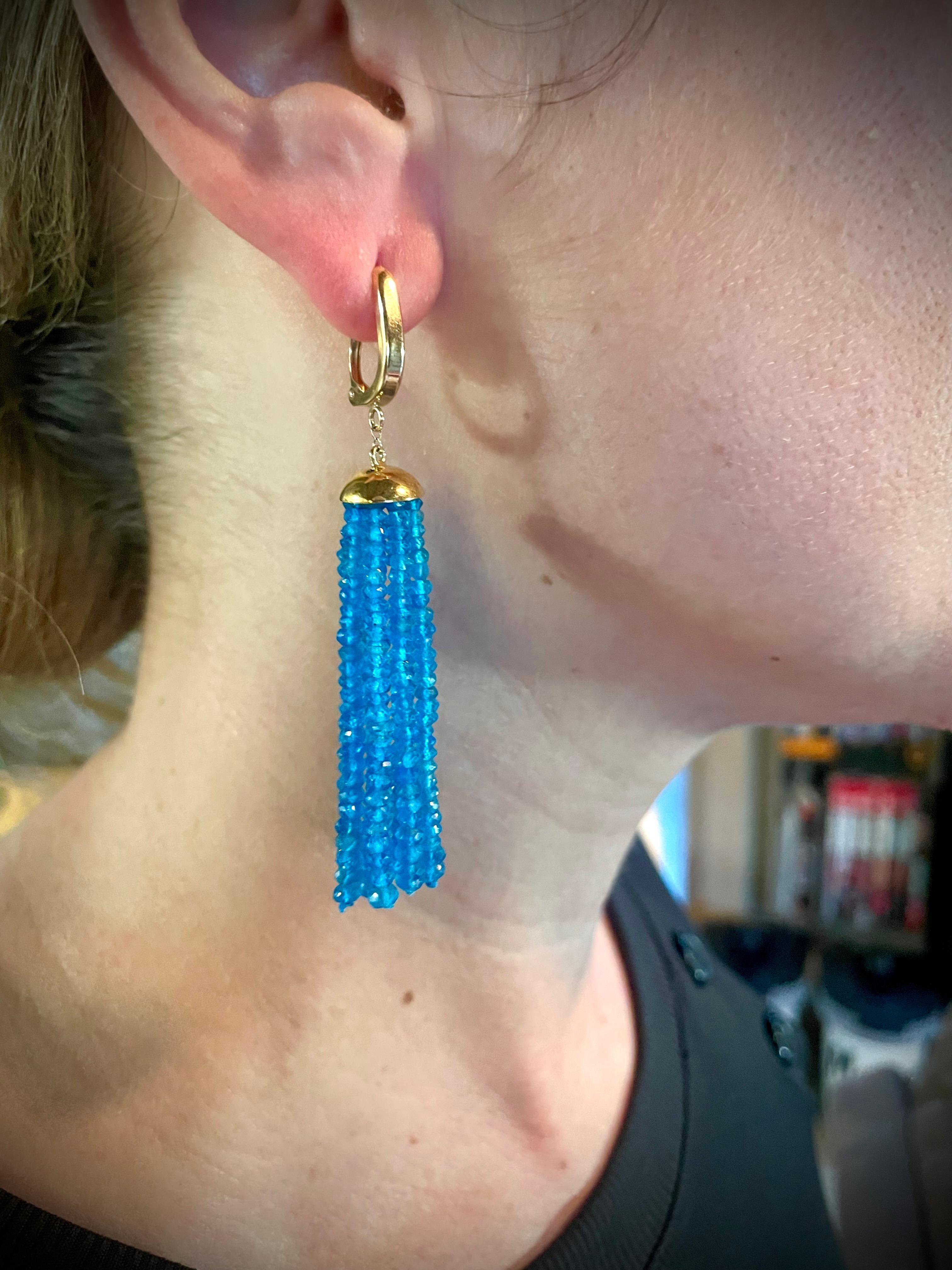 Marina J. Pendientes de borla de topacio azul de Londres facetado con ganchos chapados en oro Artesano en venta