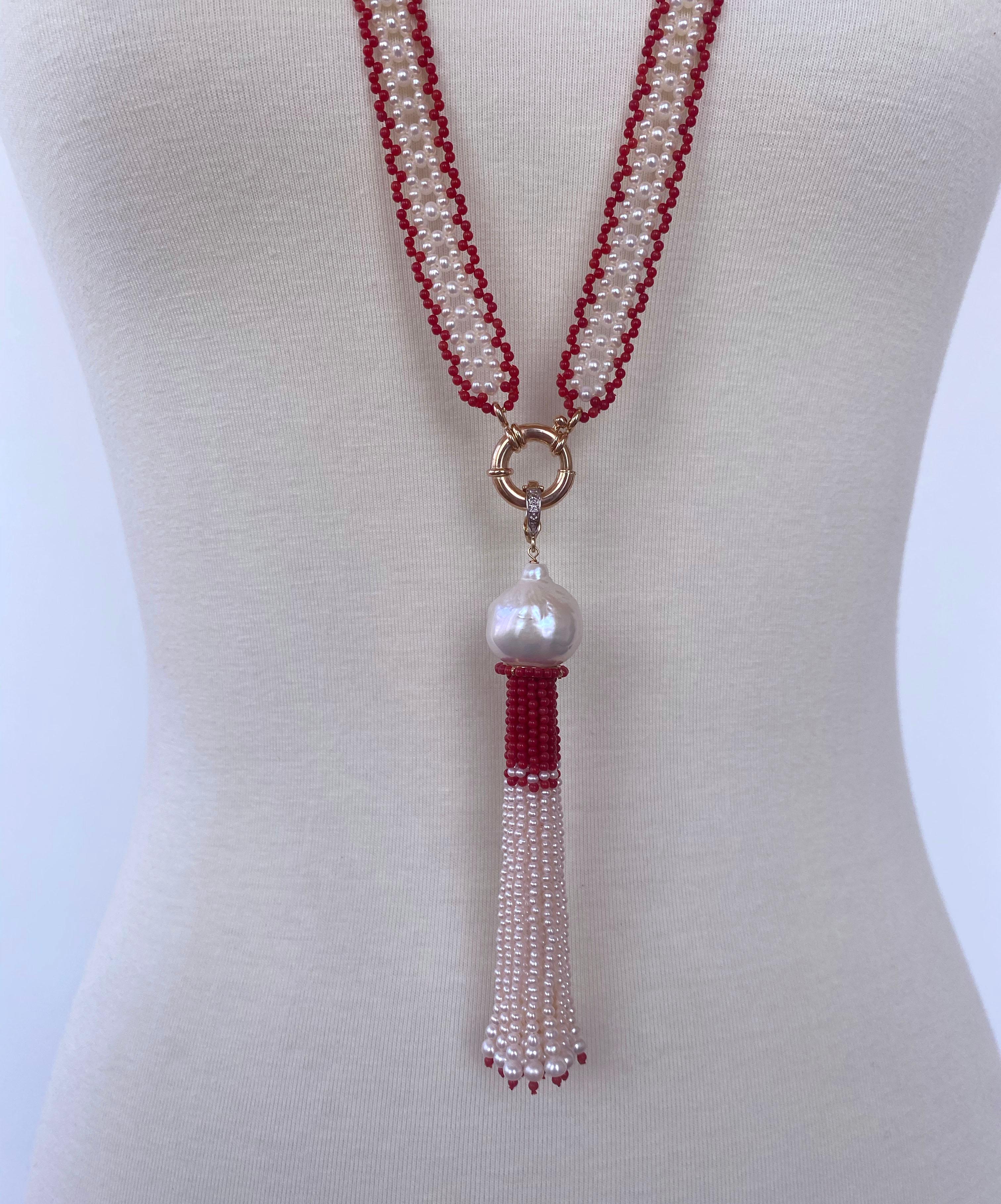 Ein wunderschönes Stück, kunstvoll von Marina J. von Hand gewebt. Dieses vom Art Deco inspirierte Satuoir besteht aus feinen roten Korallenperlen, die mit hochglänzenden weißen Perlen umrandet sind und dem Stück ein erstaunliches, spitzenartiges