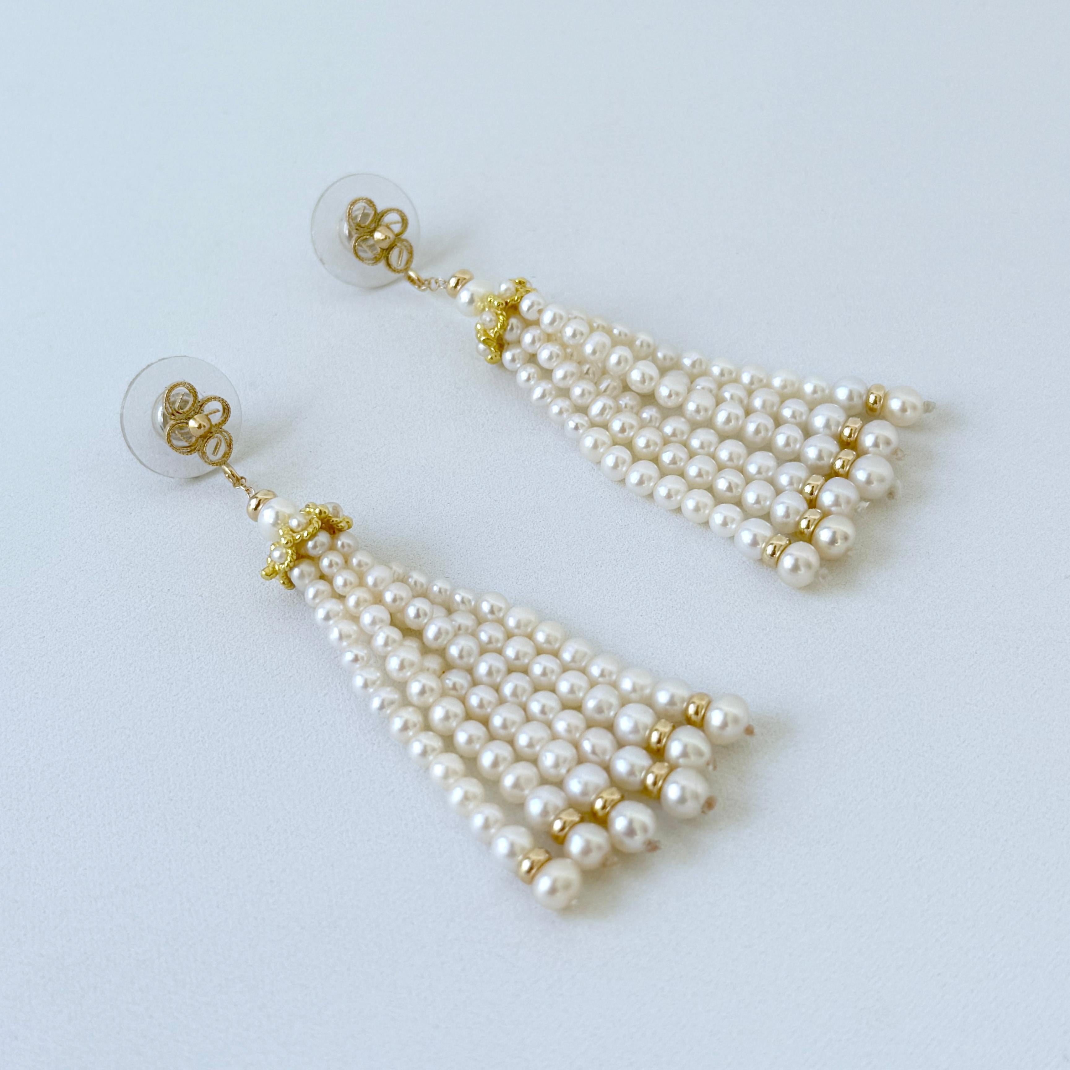Orecchini con perle e borchie floreali con Marina J.
Questo paio è realizzato con oro giallo 14k massiccio e perle. Due borchie floreali in oro giallo massiccio 14k adornano questo pezzo, da cui pende una catena in oro giallo massiccio 14k,