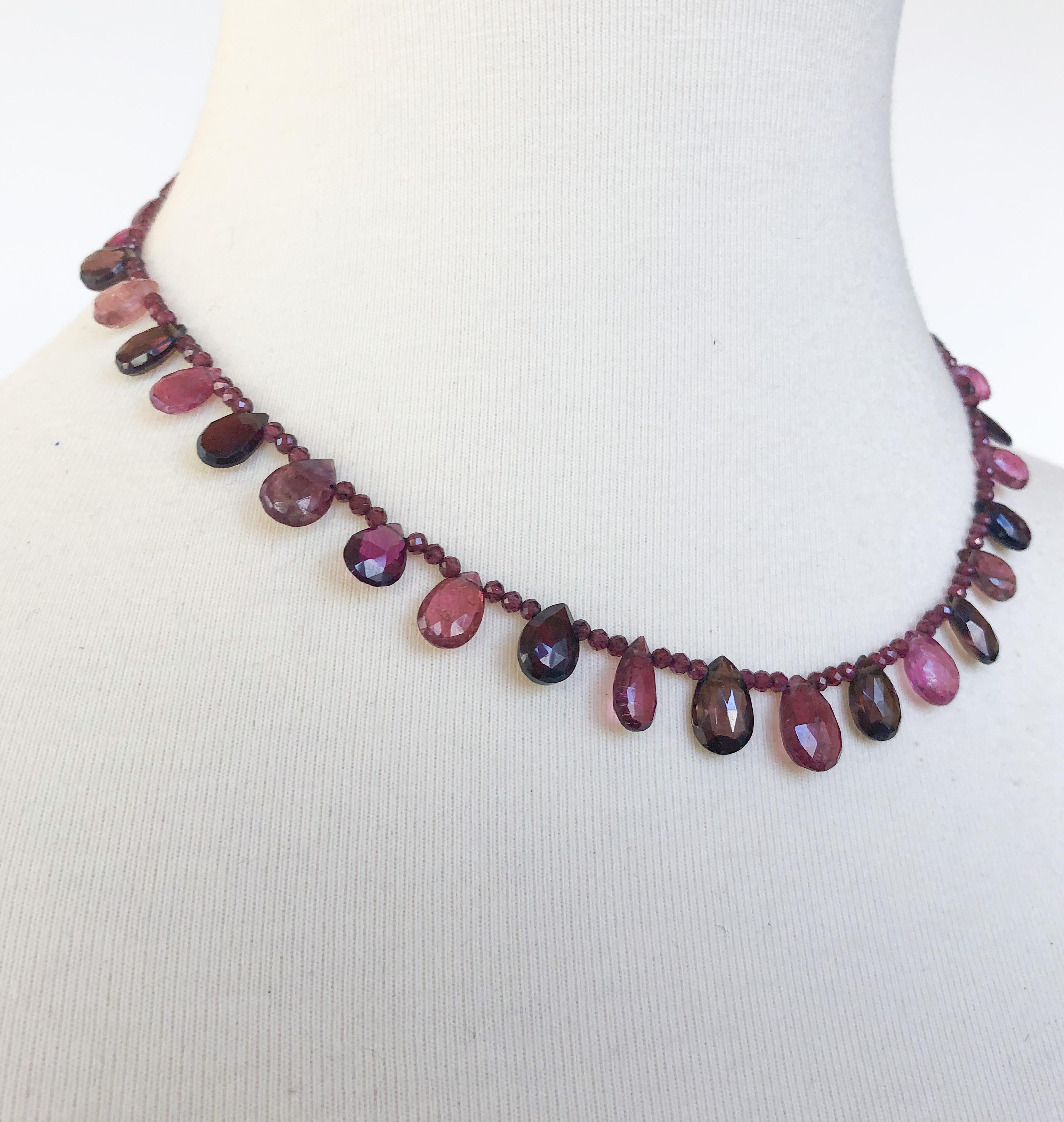 Diese minimalistische Halskette besteht aus Granat und mehrfarbigen rosa Turmalin-Brioletten. Der Karabinerverschluss ist silbervergoldet und sehr sicher. Die Halskette ist 15,5 cm lang, kann aber auf Wunsch auch länger gemacht werden. 