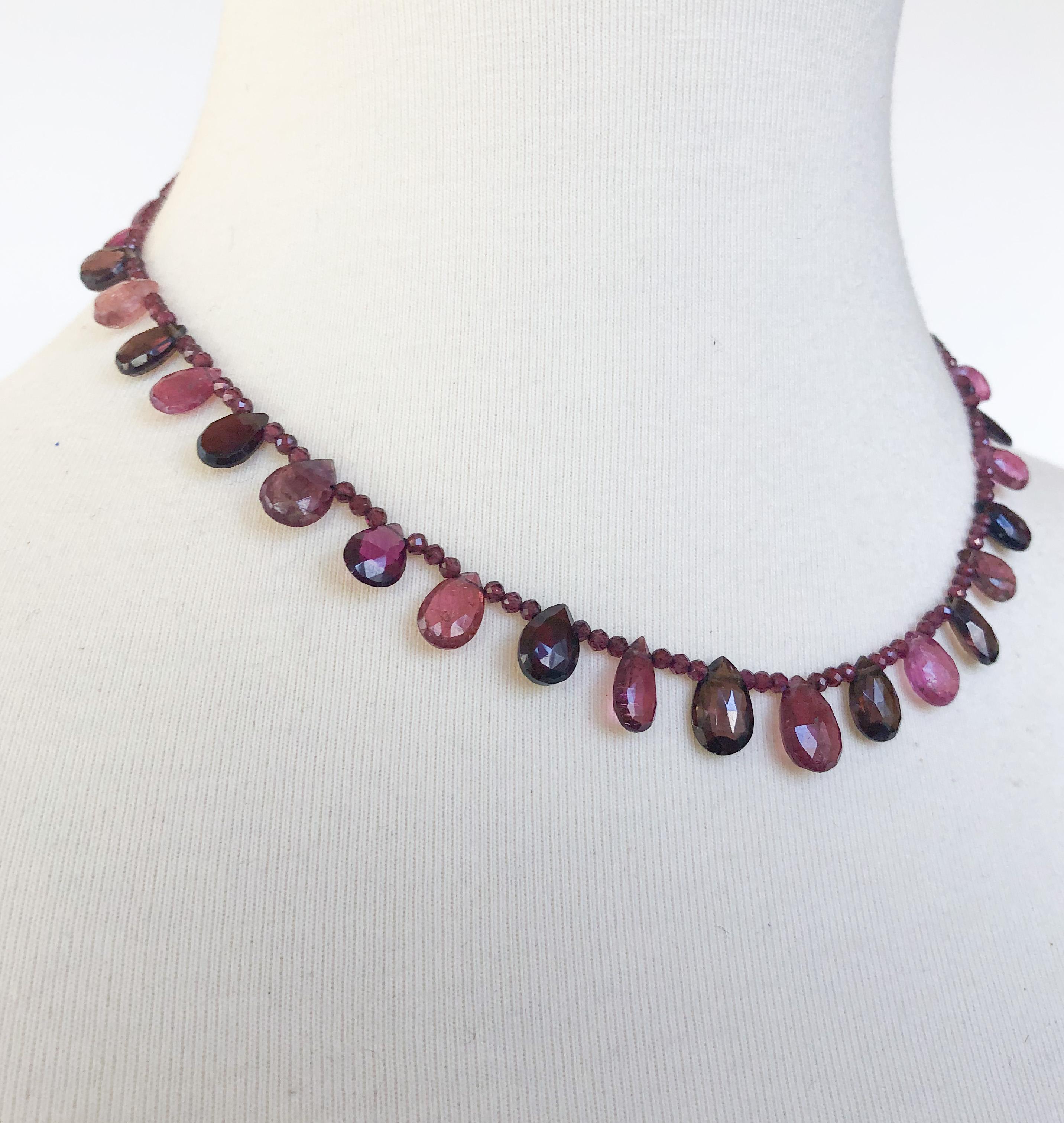 Ce collier minimaliste est composé de briolettes de grenat et de tourmaline rose multicolore. Le fermoir à homard est plaqué or et argent, et très sûr. Le collier mesure 15,5 pouces de long, mais peut être rallongé à votre demande. 