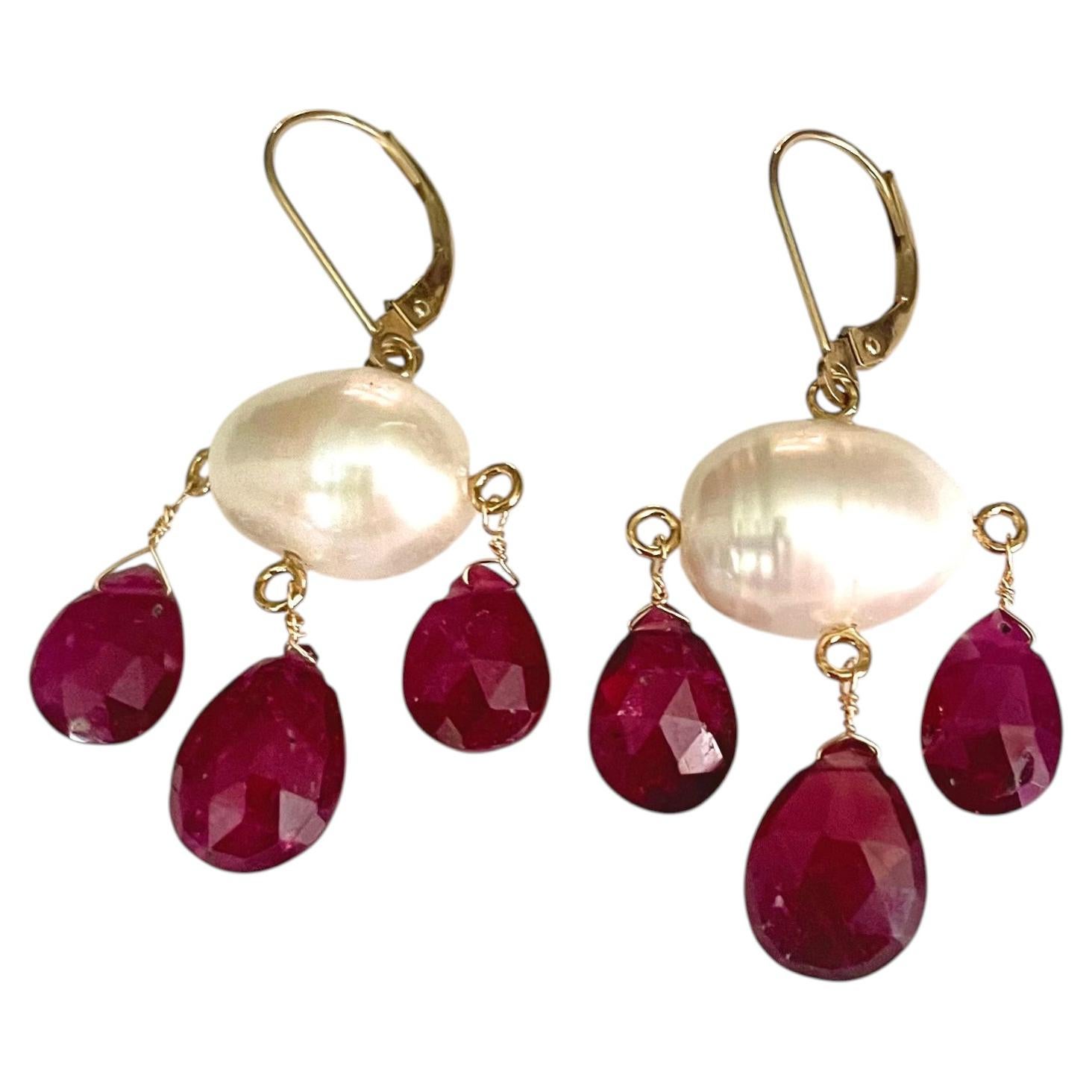Pendientes de tres cuentas de Marina J con granate y perlas, en oro amarillo de 14k en venta