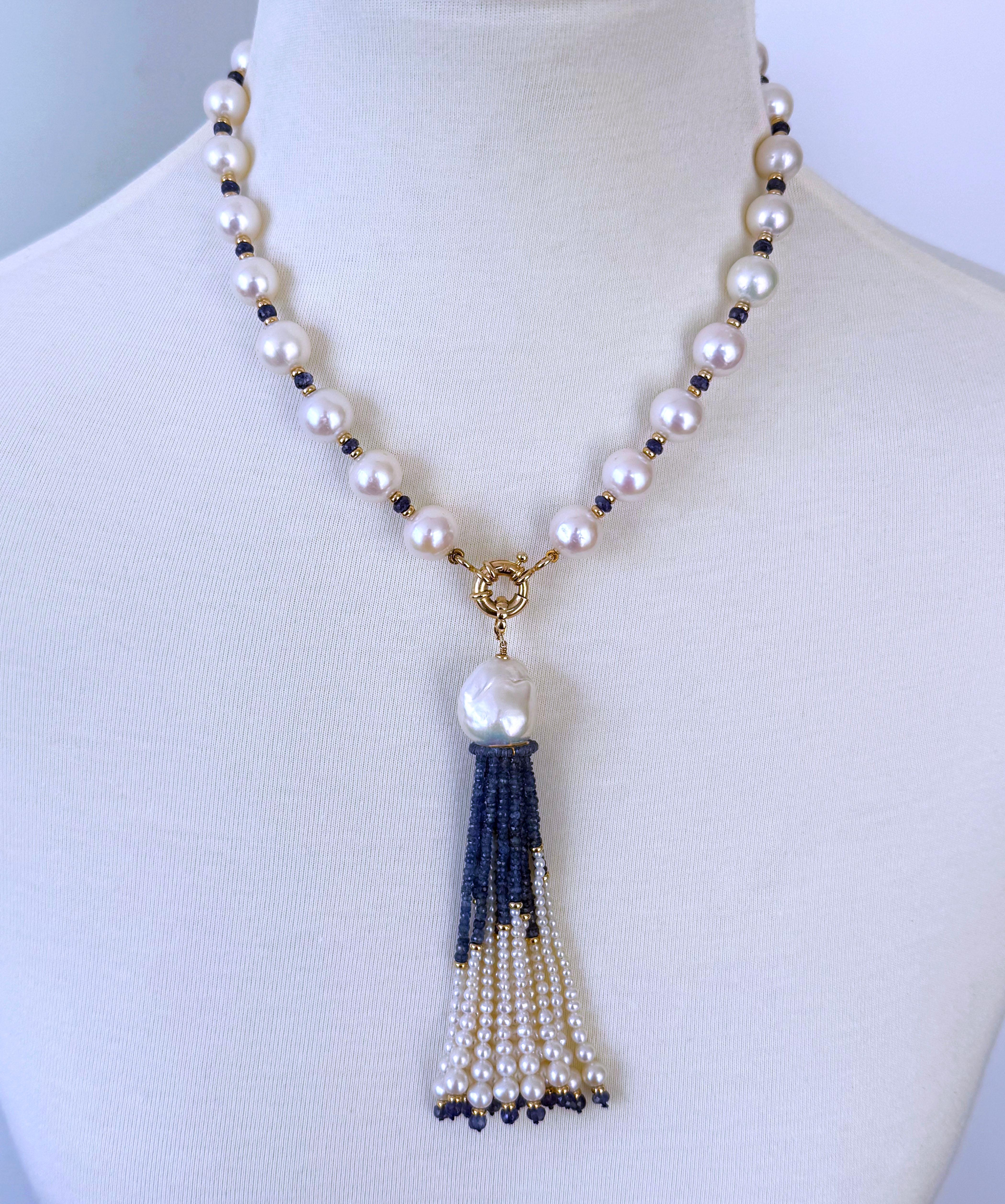 Superbe collier unique en son genre avec un pompon gradué amovible.

Cette pièce est composée de perles baroques qui affichent toutes un magnifique lustre irisé - contrasté par de l'or jaune 14k massif et des saphirs bleus facettés. Mesurant 17