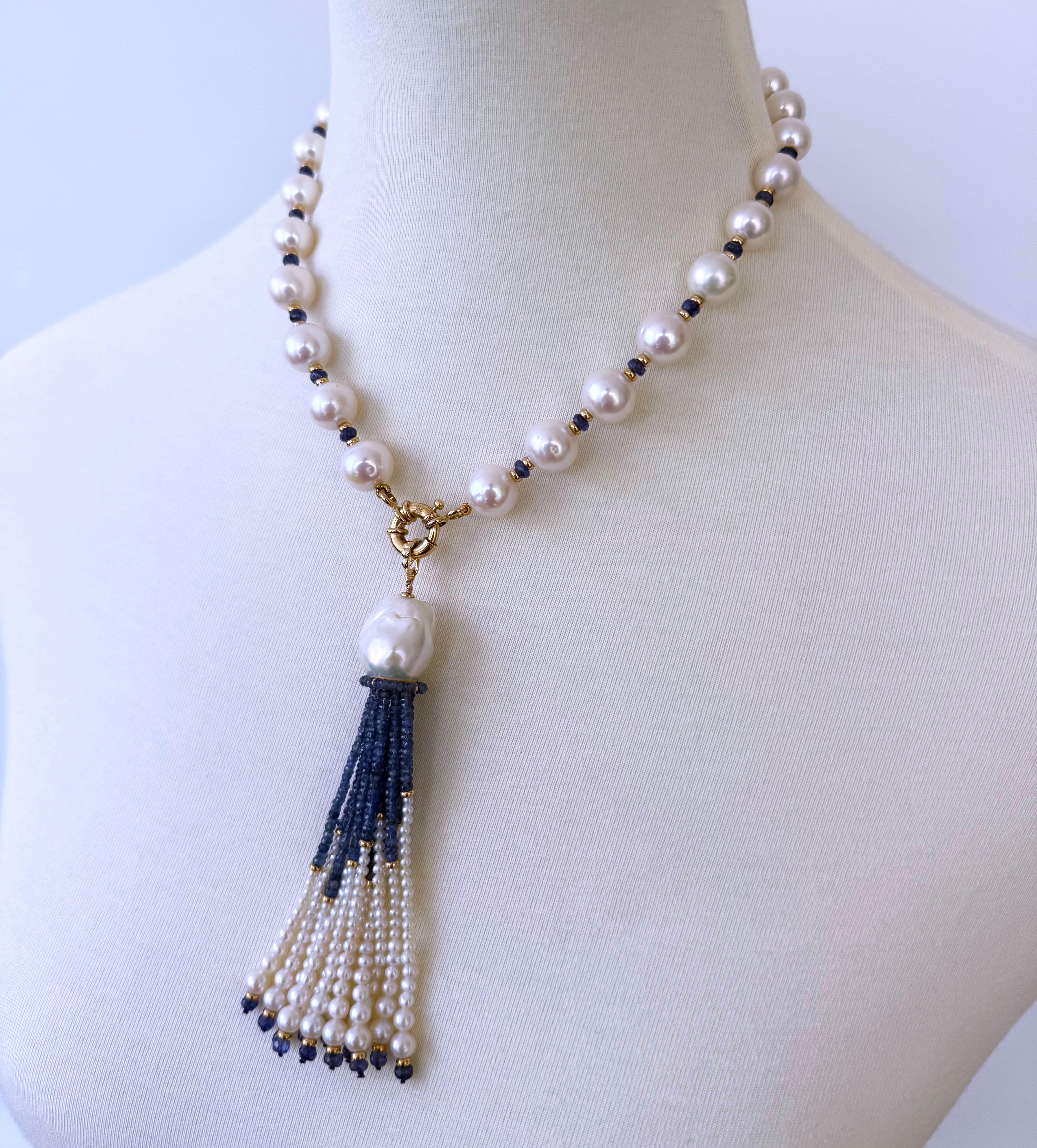 Perle Marina J. Collier à pompon en or jaune 14 carats, perles graduées, saphirs bleus et saphirs bleus en vente