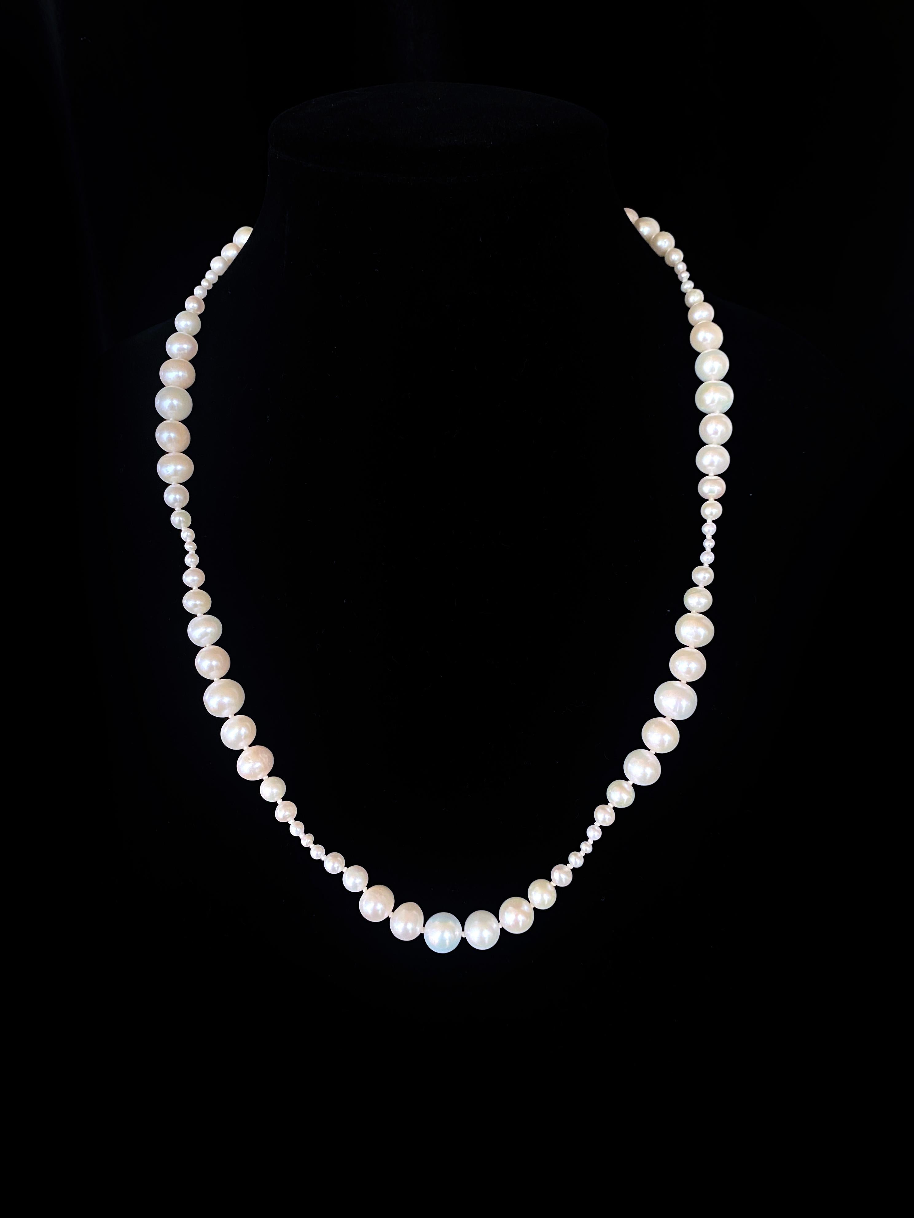 Made by Marina J. Diese Halskette ist aus hochglänzenden weißen Perlen gefertigt, die einen tollen irisierenden Schimmer aufweisen und zu einem einzigartigen Stück aufgereiht sind. Die verschieden großen Perlen (2mm bis 9mm) wurden von Marina