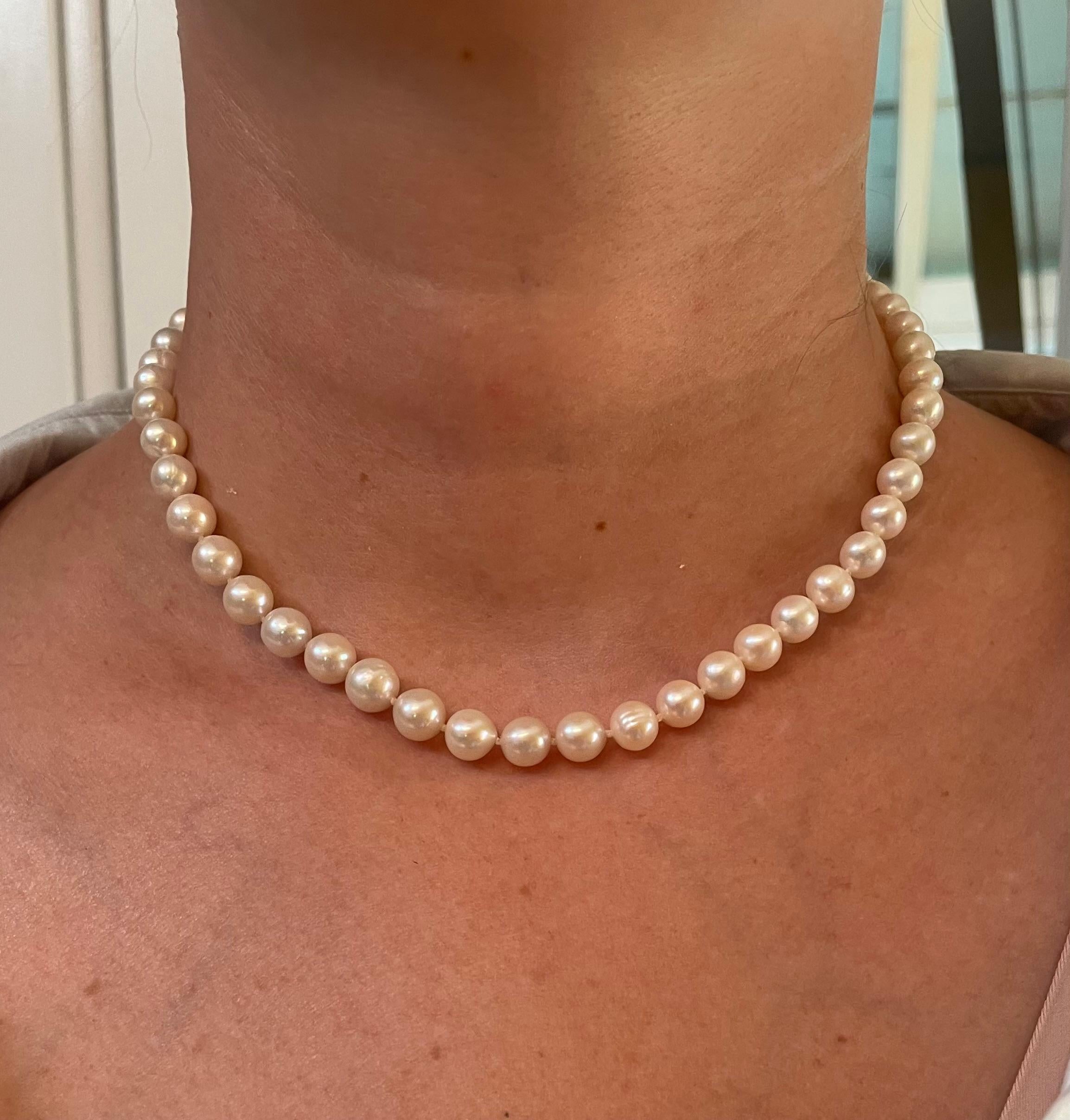 Perlina Marina J. Collana di perle graduate con chiusura in argento rodiato in vendita