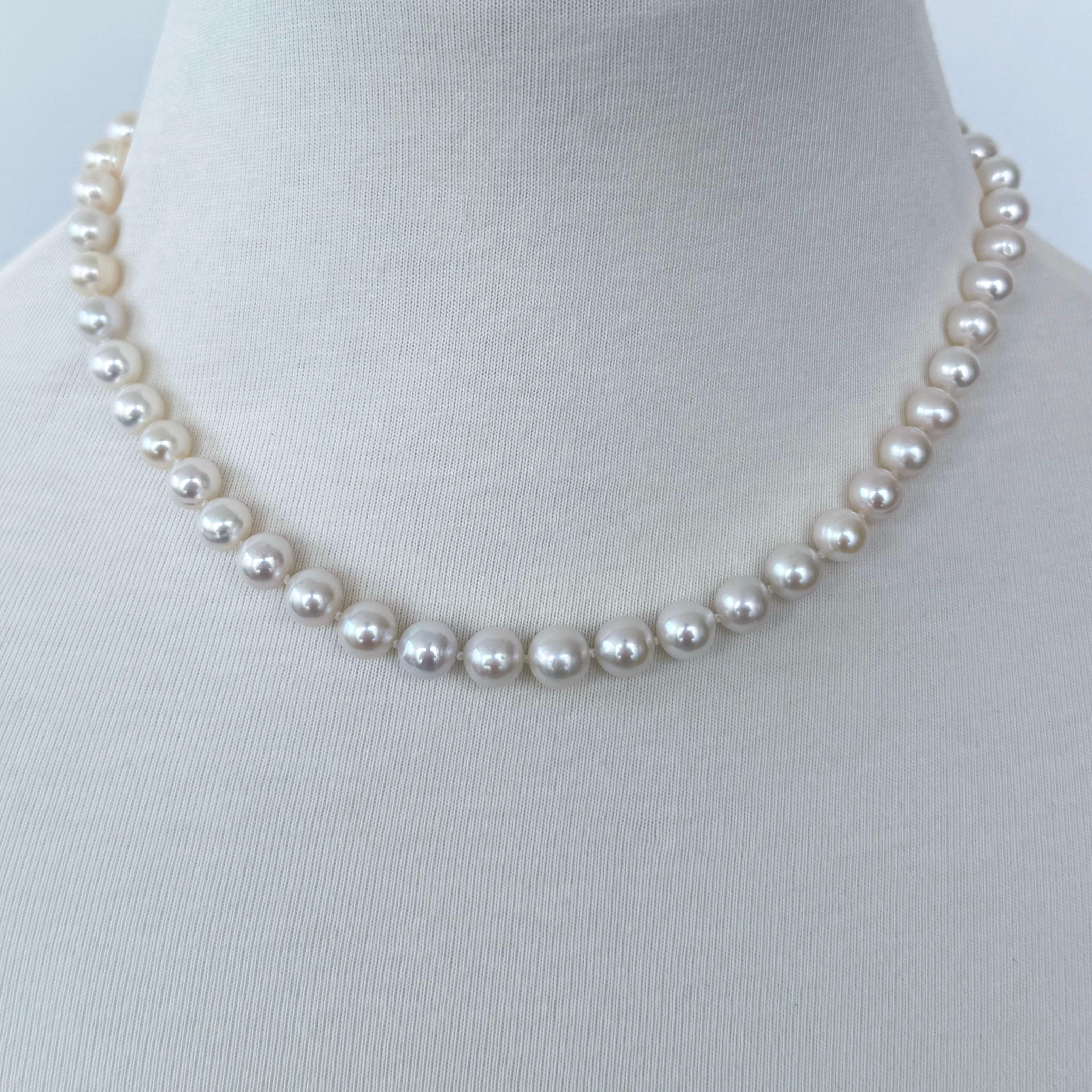 Donna Marina J. Collana di perle graduate con chiusura in argento rodiato in vendita