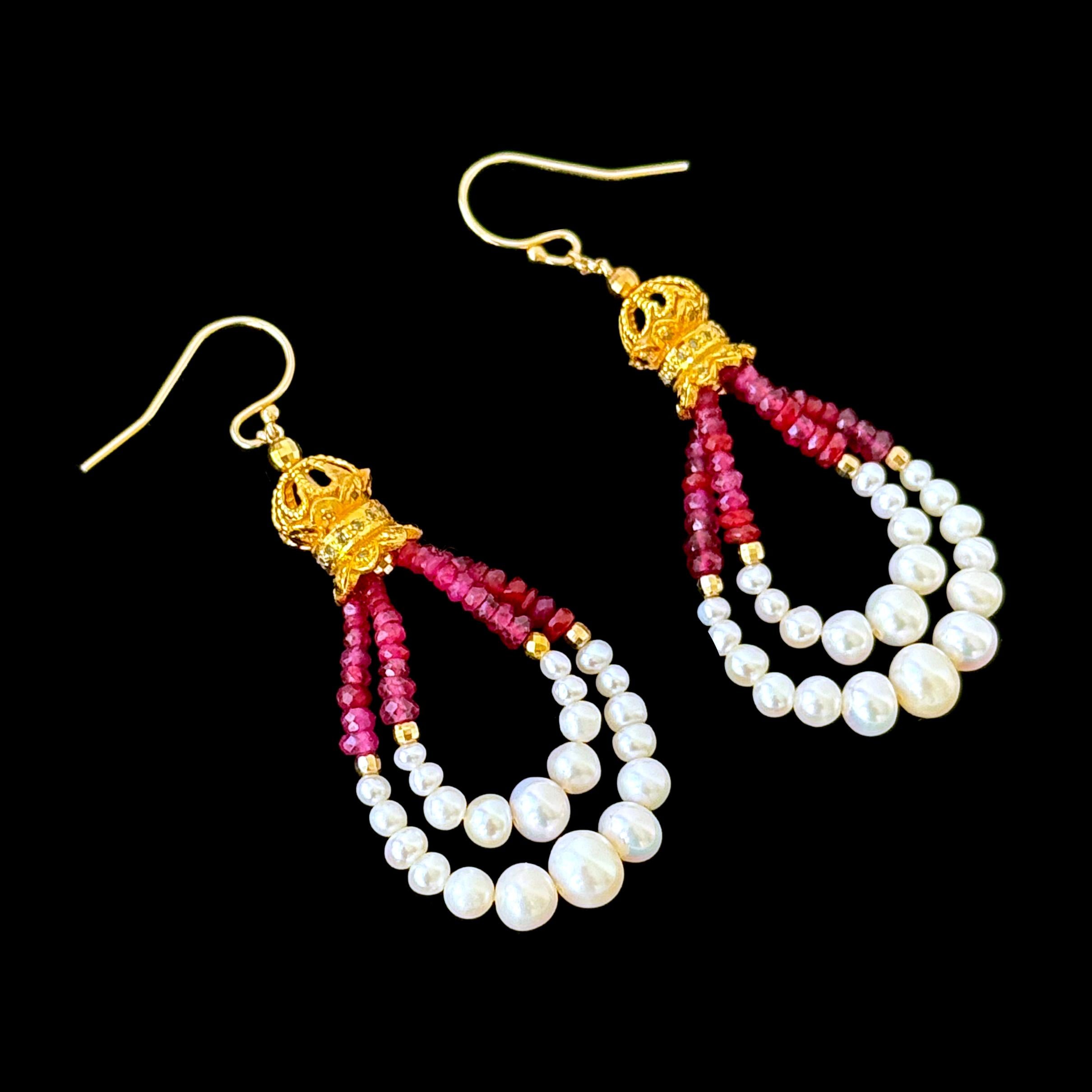 Moderne Boucles d'oreilles pendantes en plaqué or jaune 18 carats, perles et rubis. en vente