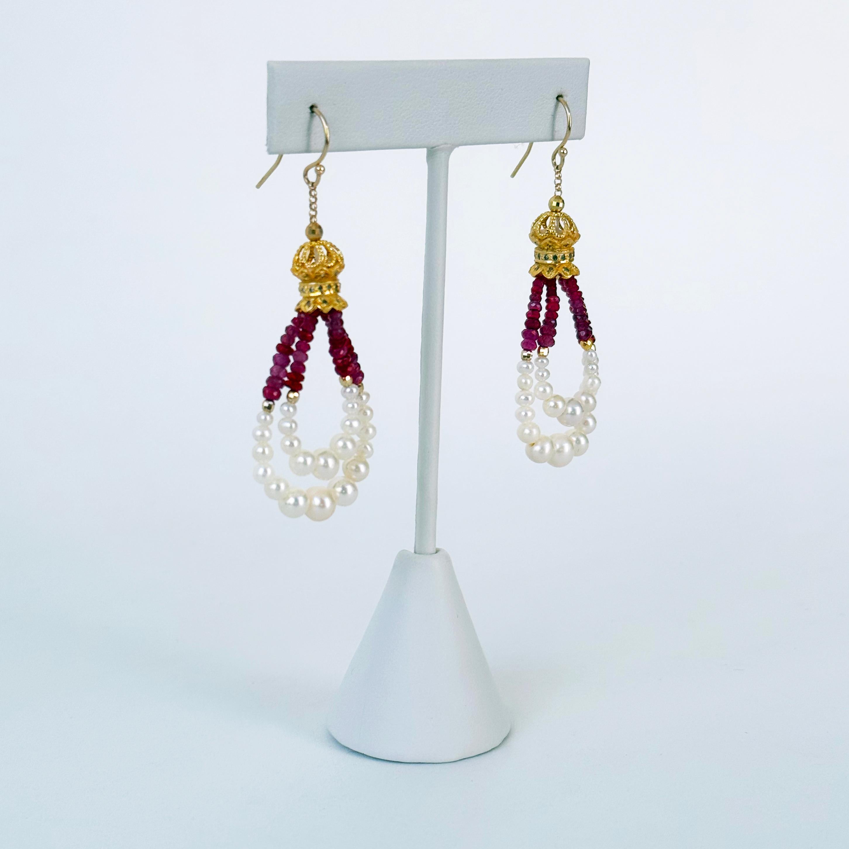 Boucles d'oreilles pendantes en plaqué or jaune 18 carats, perles et rubis. Neuf - En vente à Los Angeles, CA