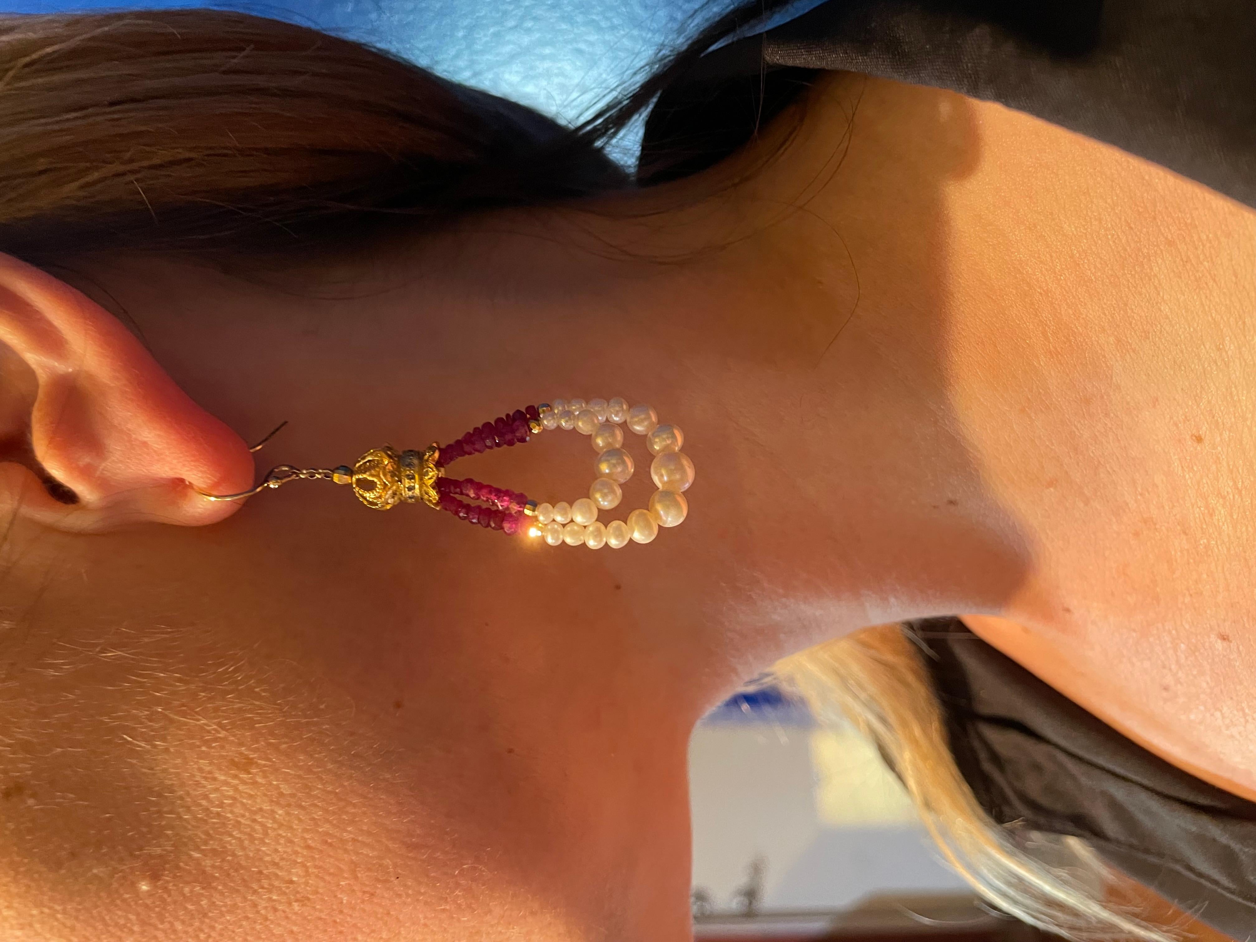 Marina J. Orecchini pendenti graduati con rubini, perle e placcati in oro giallo 18 carati in vendita 1