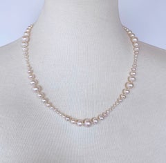 Marina J. Collier de perles blanches graduées avec fermoir en or jaune 14 carats
