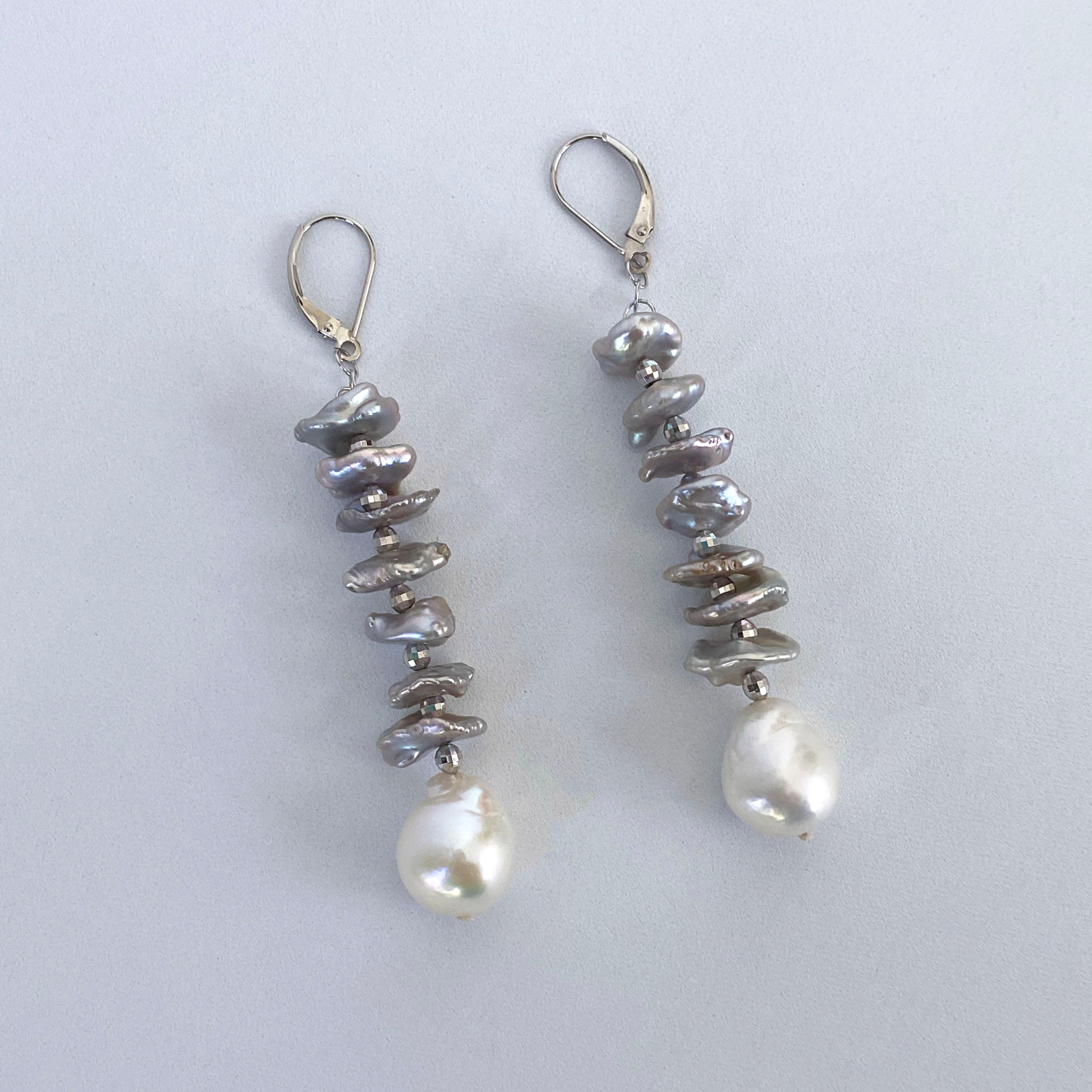 Magnifique paire de boucles d'oreilles de Marina J.

Cette paire est composée de perles et d'or blanc 14k massif. Les perles Grey Keshi ont un lustre irisé doux, semblable à celui d'une marée noire.  parfaitement complétées par les perles à facettes