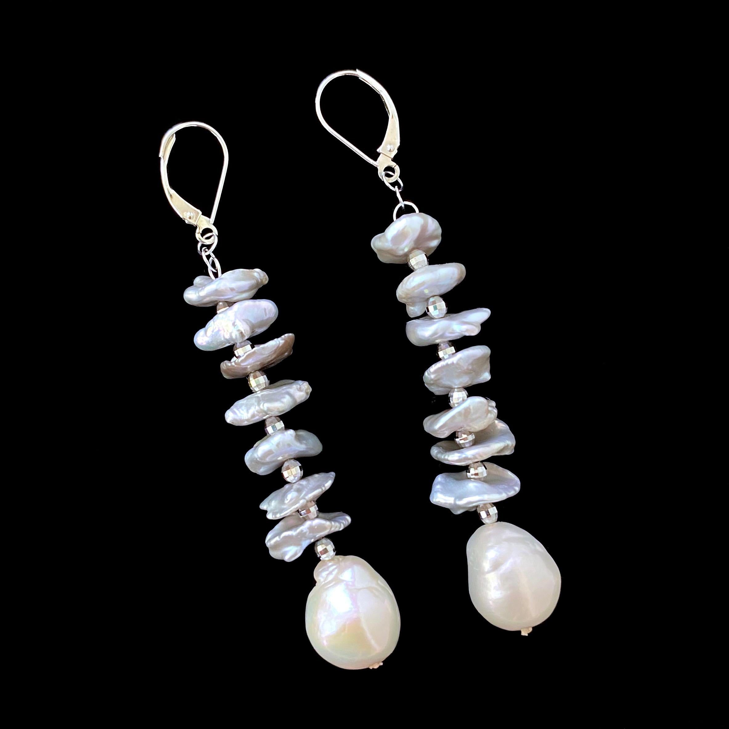 Artisan Marina J. Pendants d'oreilles en perles grises avec crochets à l'arrière en or blanc 14 carats massif en vente