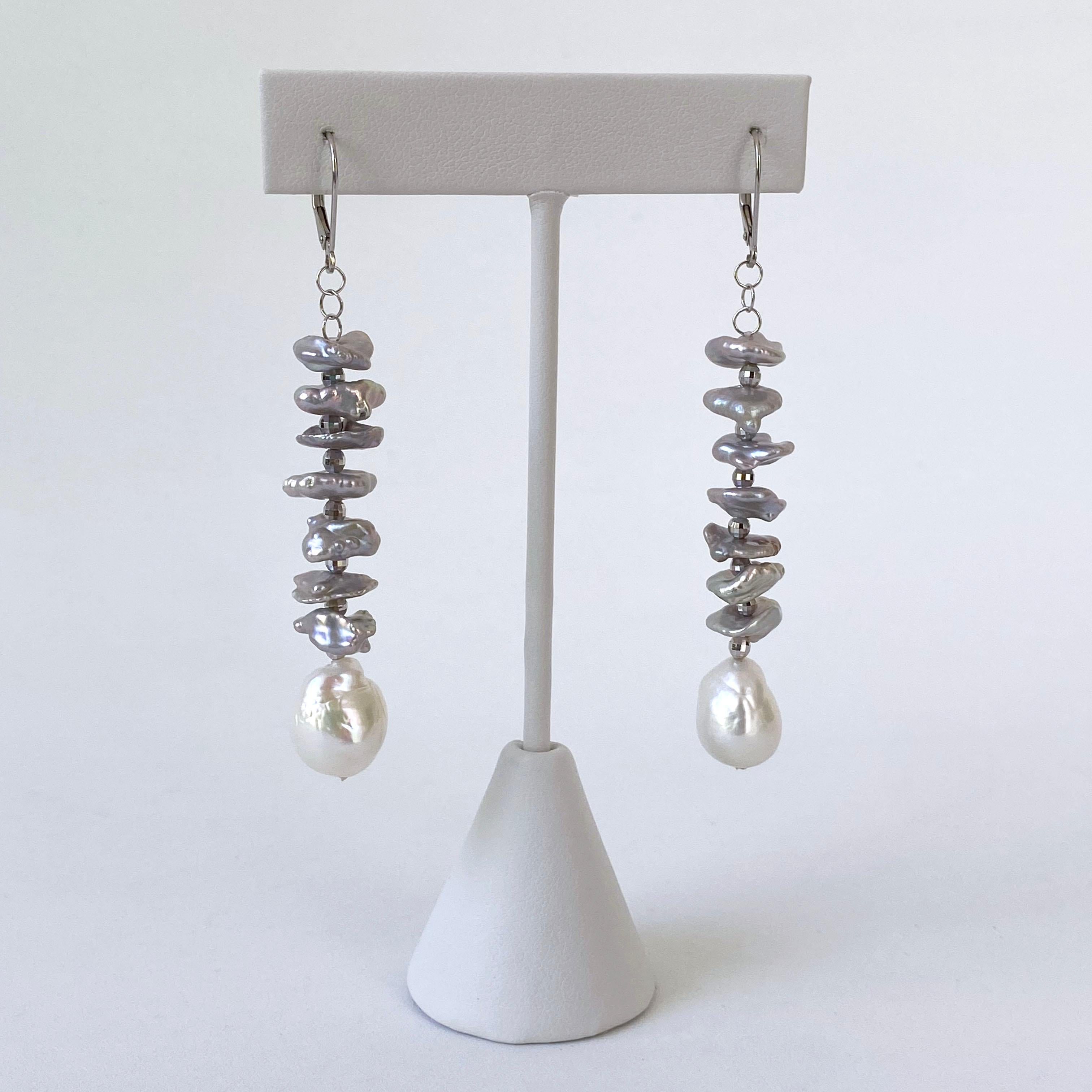 Perle Marina J. Pendants d'oreilles en perles grises avec crochets à l'arrière en or blanc 14 carats massif en vente