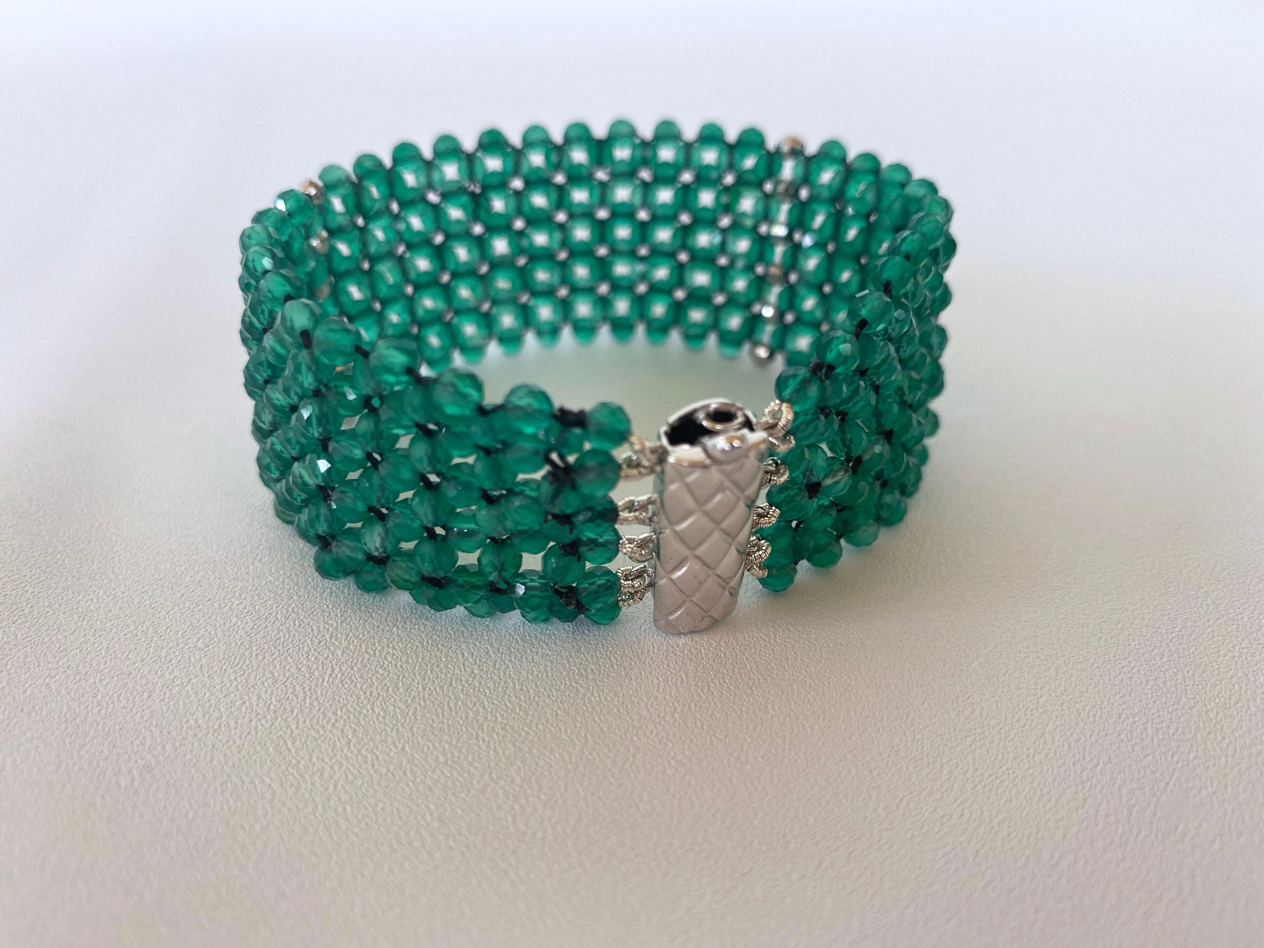 Perle Marina J. Bracelet de perles d'onyx vert tissées à la main et plaqué rhodium  Fermoir en argent en vente