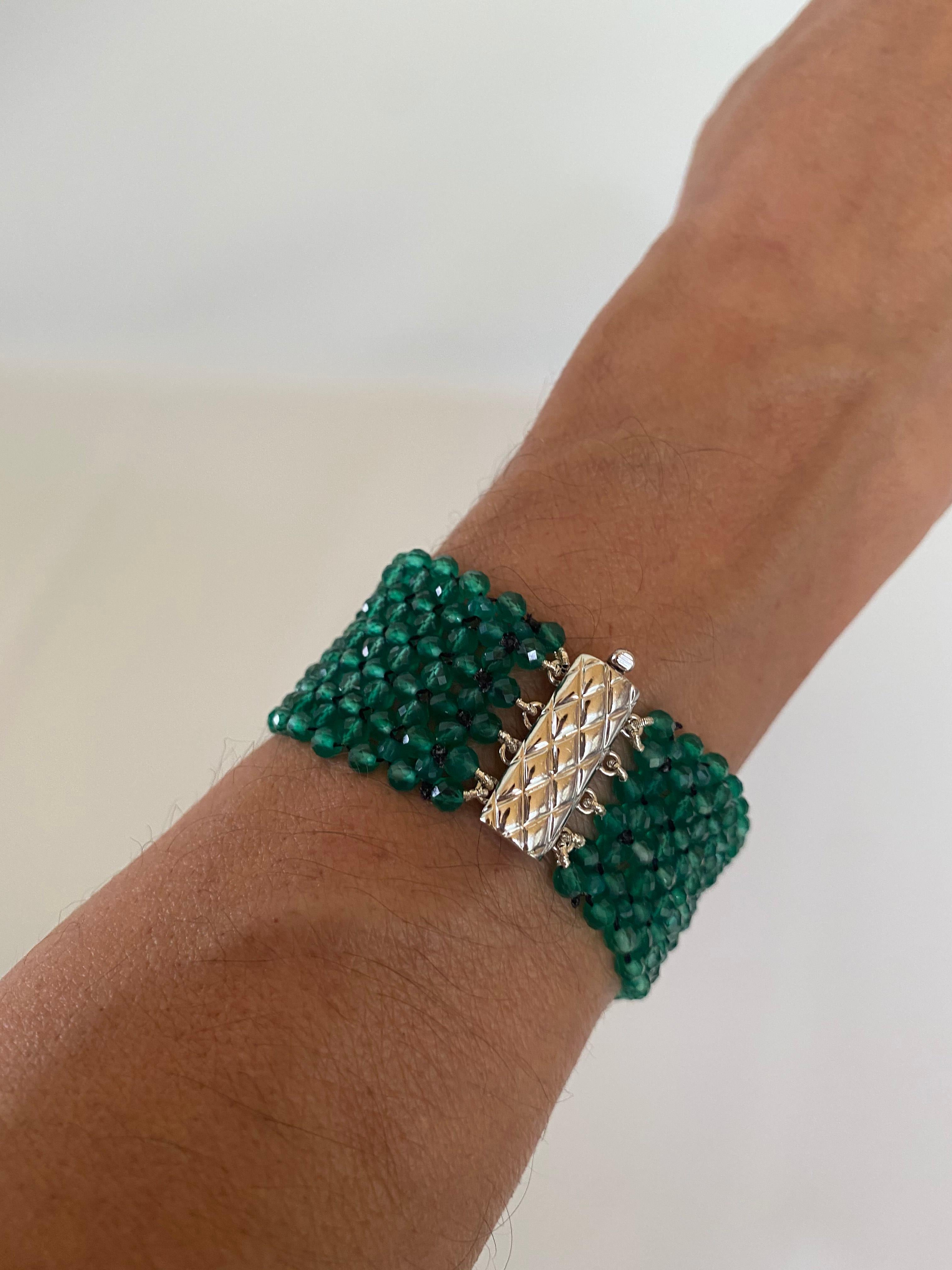 Marina J. Bracelet de perles d'onyx vert tissées à la main et plaqué rhodium  Fermoir en argent en vente 1