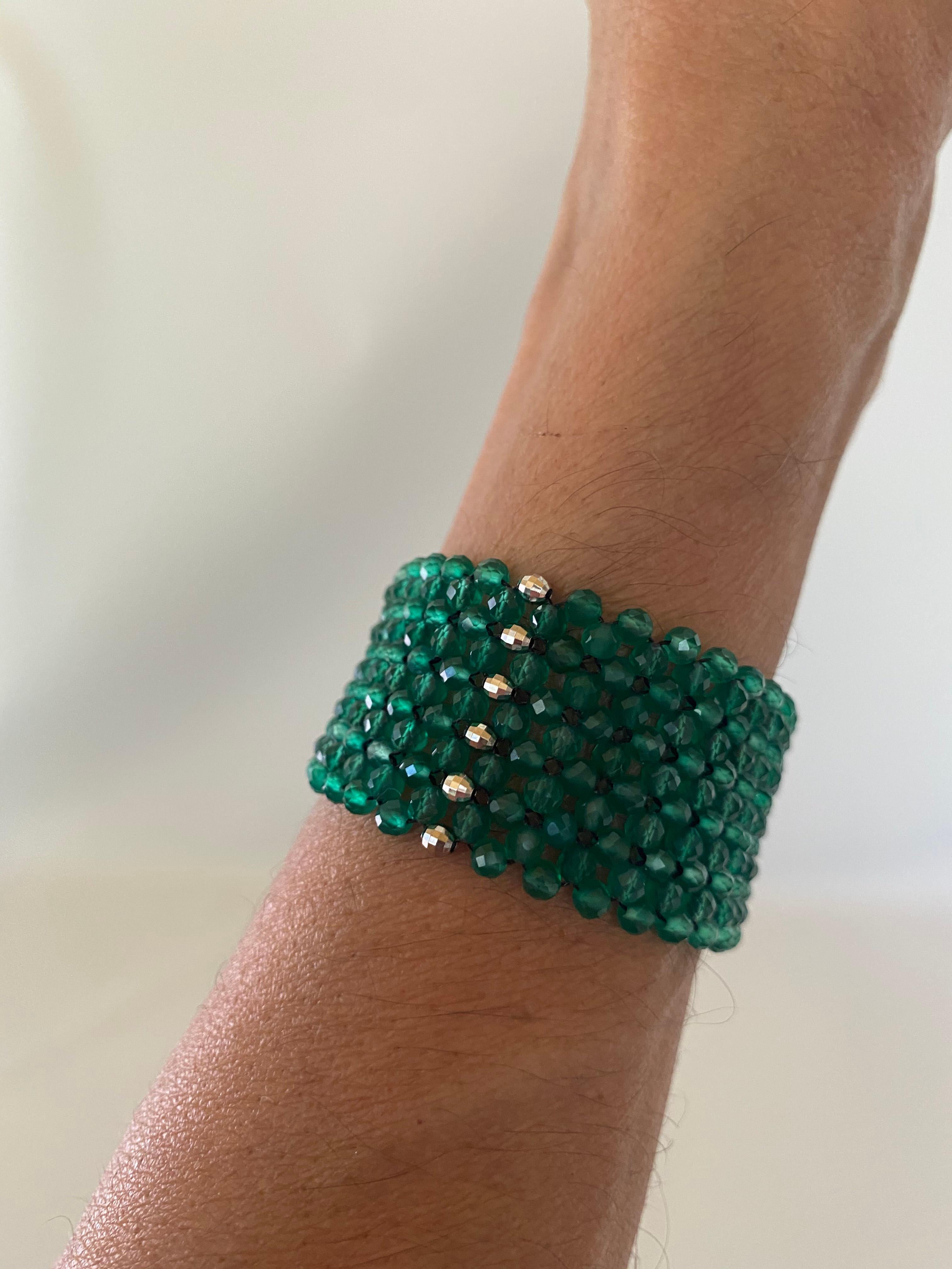 Marina J. Bracelet de perles d'onyx vert tissées à la main et plaqué rhodium  Fermoir en argent en vente 2