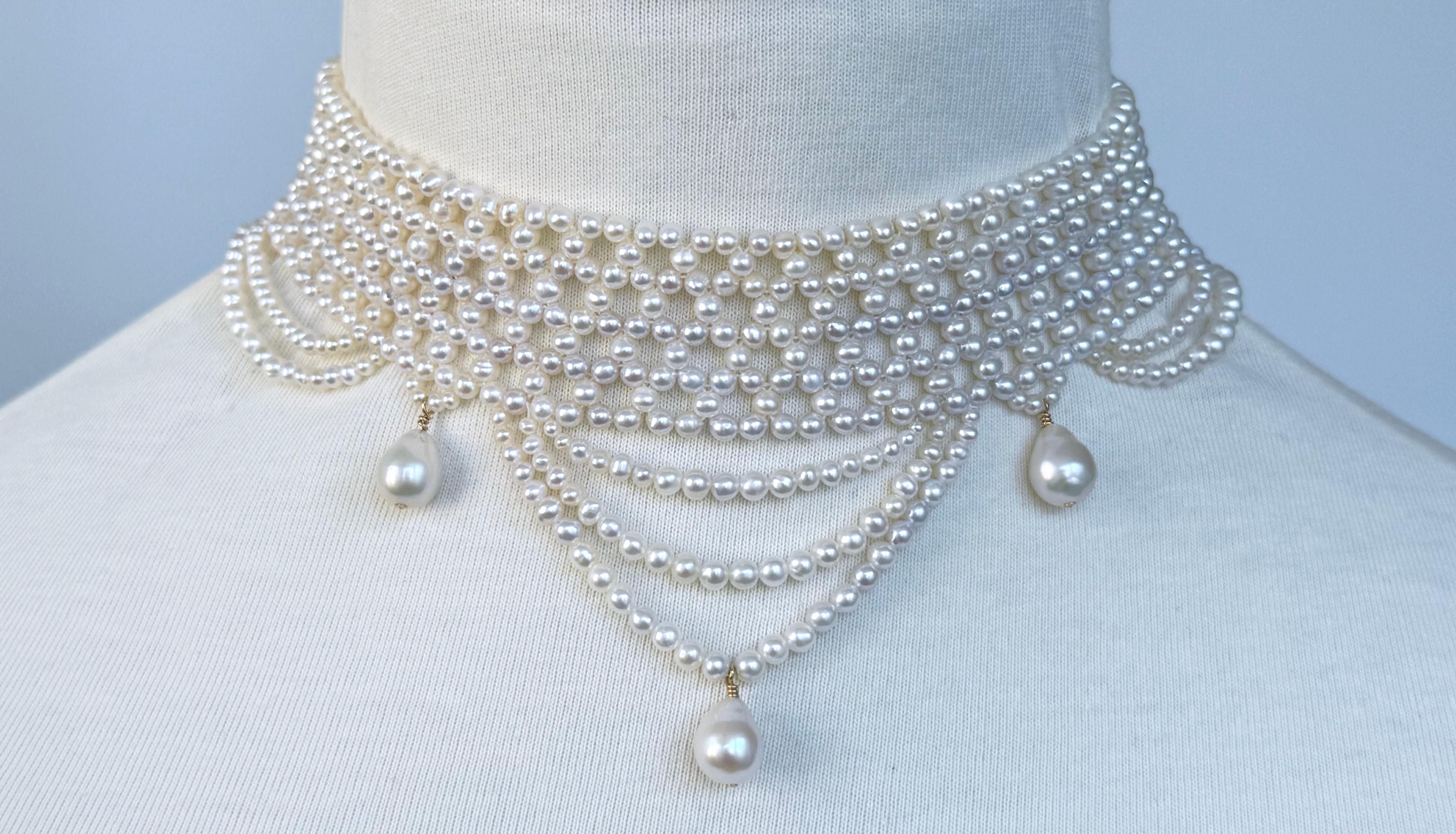 Questo bellissimo girocollo di perle intrecciate a mano ha perle da 2,5 a 3 mm. La collana è intricata e intrecciata a mano per creare un disegno 