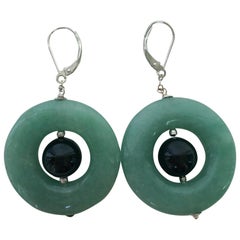 Marina J. Boucles d'oreilles en goutte en jade et onyx noir avec dos à levier en or blanc 14 carats