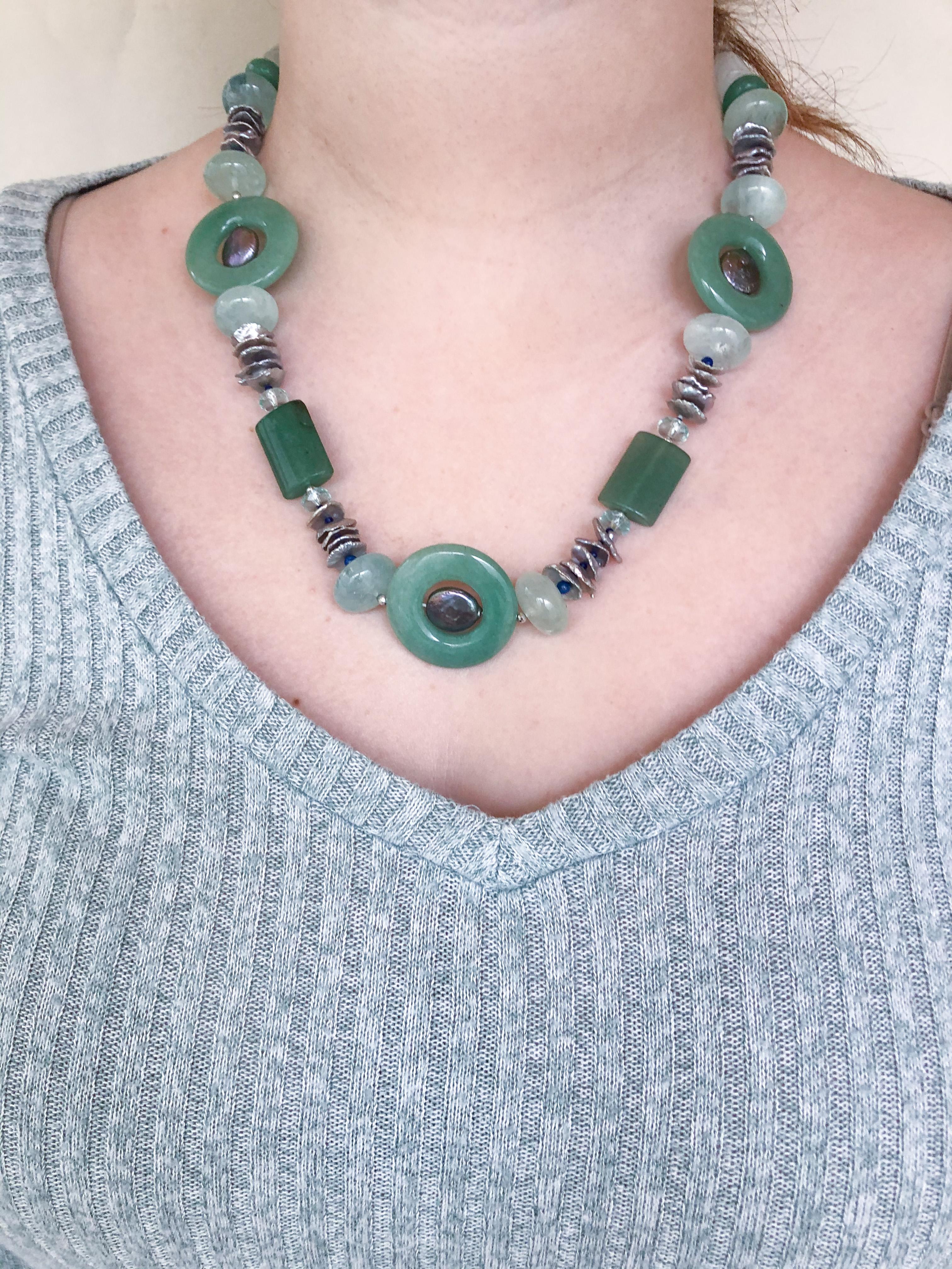 Marina J. Halskette aus Jade, Aquamarin, Lapislazuli, Aventurin und grauen Perlen im Angebot 1