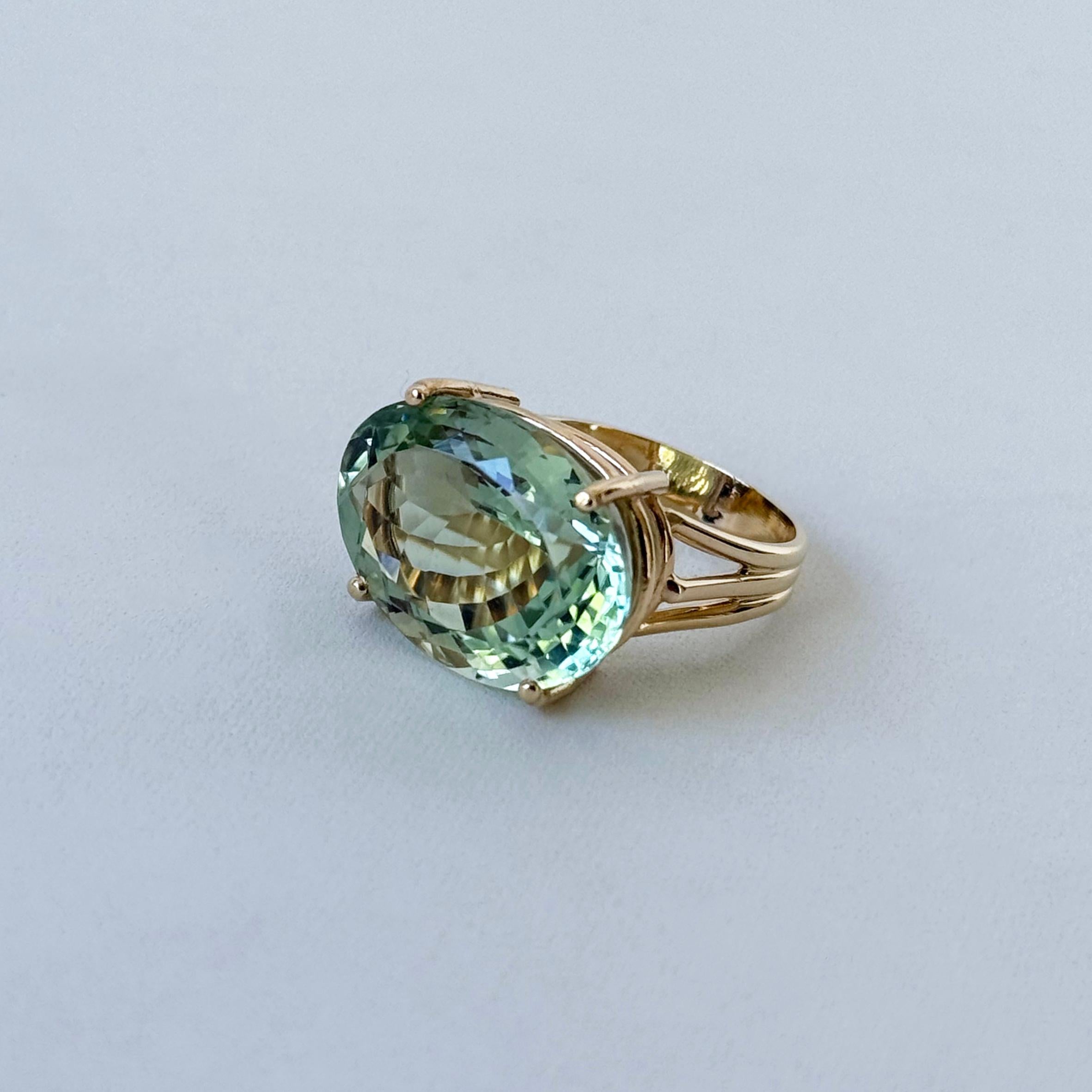 Moderne Marina J. Large 18c Green Amethyst & Solid 14k Yellow Gold Ring (bague en or jaune massif 14k) en vente