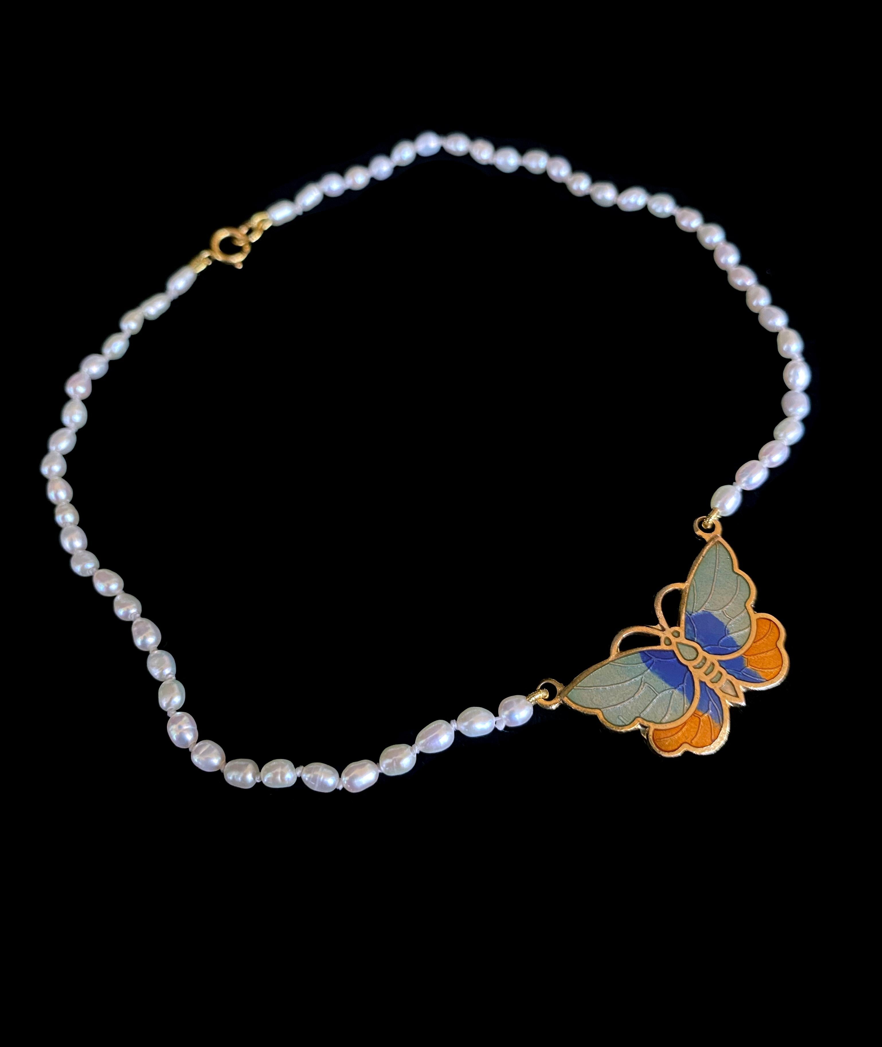 Collier de perles simple et classique pour la petite personne aimée de votre vie, par Marina J. Ce collier est orné d'un pendentif fantaisiste en plaqué or en forme de papillon en émail aqua, bleu et orange, qui en constitue la pièce maîtresse. Le