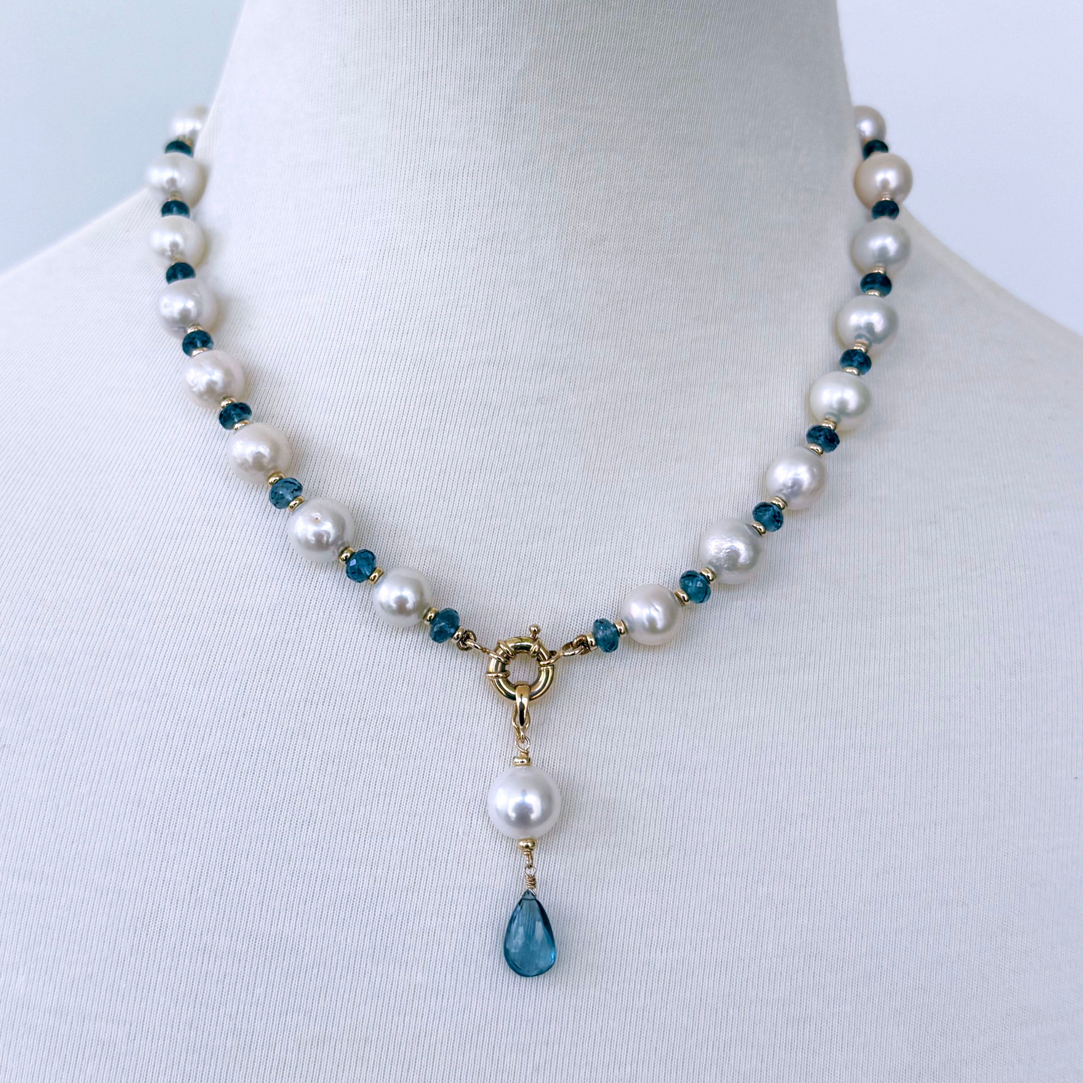 Questa splendida collana di Marina J. è realizzata con perle coltivate ad alta lucentezza che mostrano una morbida iridescenza. Le perle sono impreziosite e completate da un Topazio Blu di Londra sfaccettato e da una montatura in oro giallo