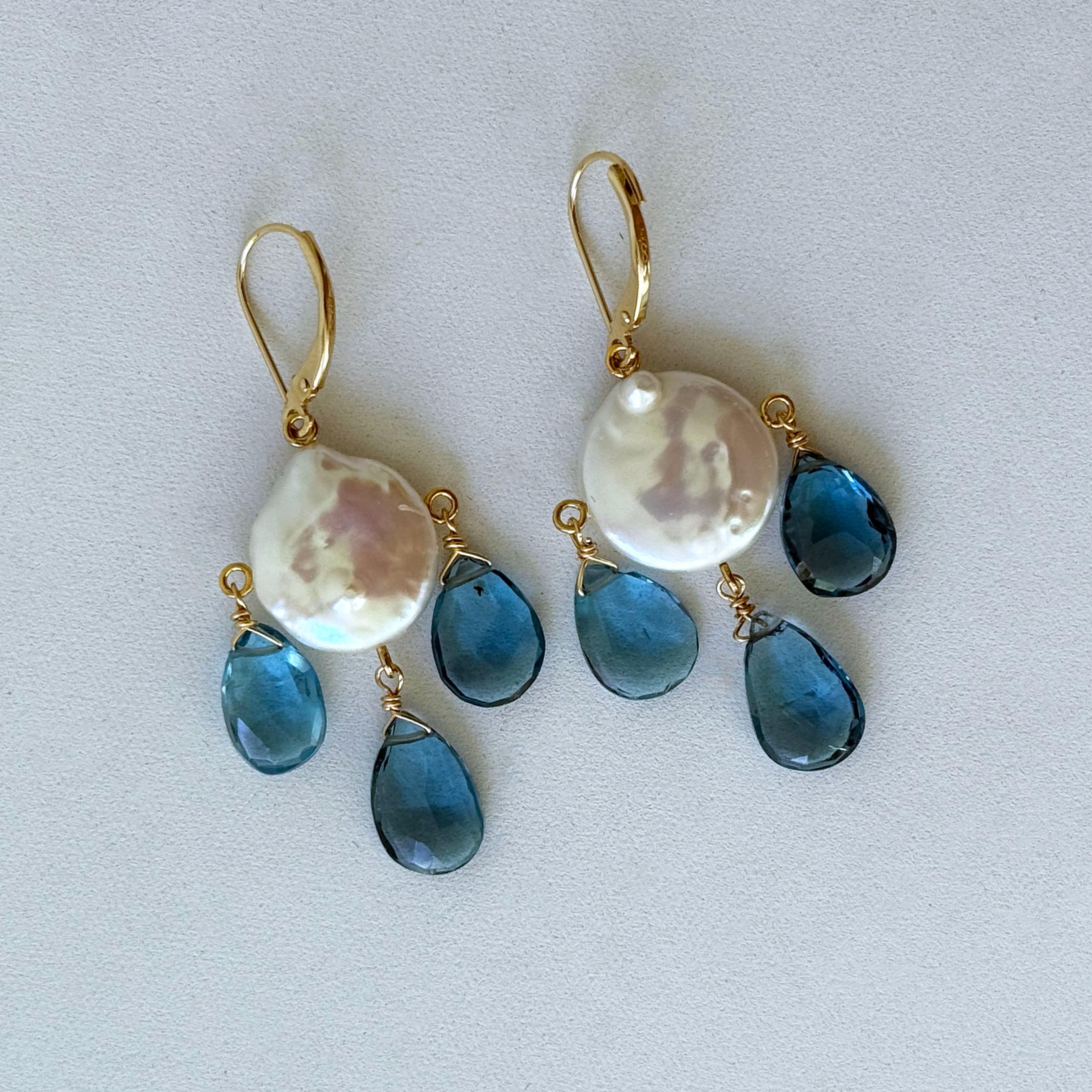 Wunderschönes Paar facettierter Londoner Blautopas und barocke Münzperlen-Kronleuchter-Ohrringe - von Marina J. 
Dieses Paar ist mit allen massiven 14k Gelbgold Verdrahtung und organische Steine gemacht. Dieses Paar besteht aus zwei großen, flachen