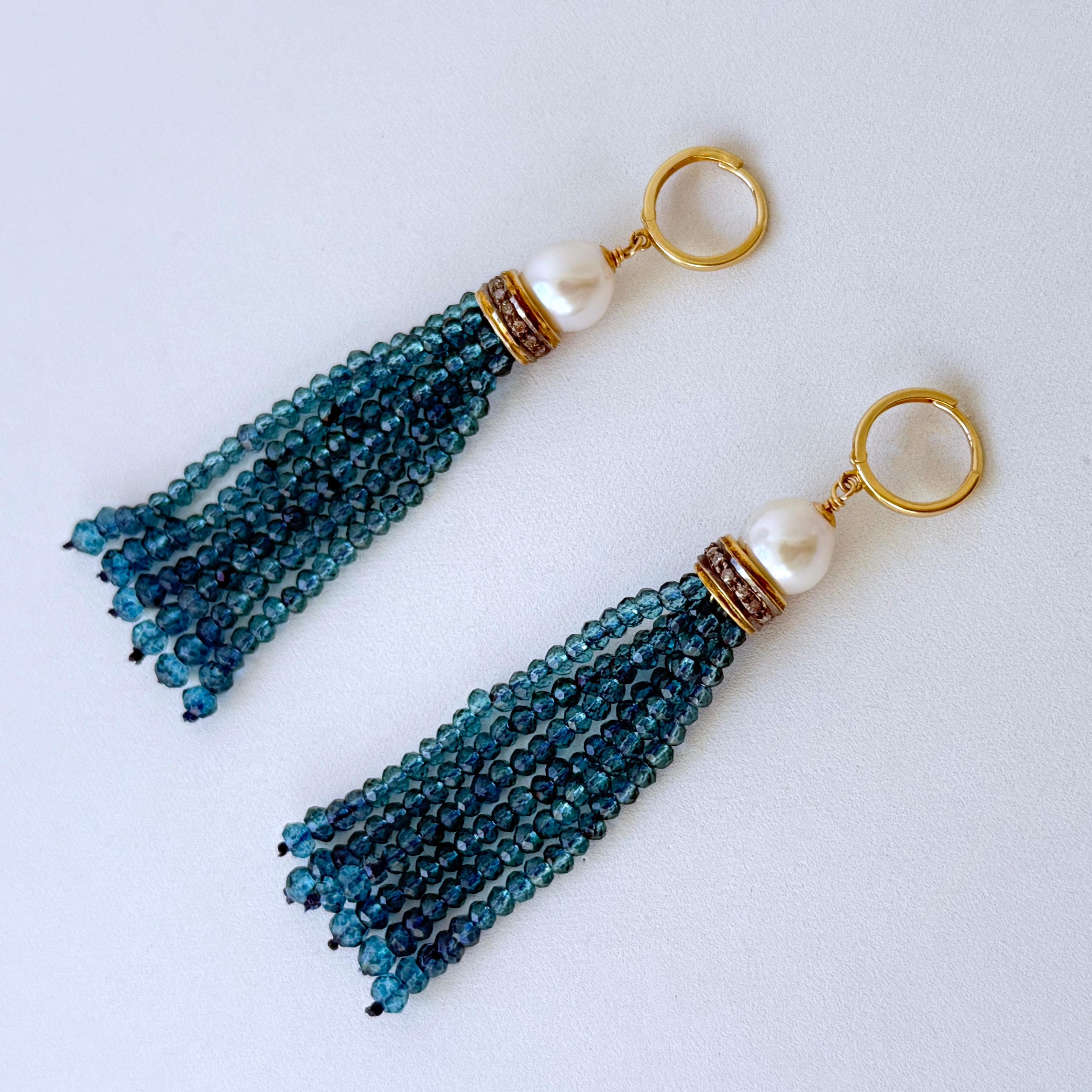 Una splendida coppia di Topazi Blu di Londra di Marina J.

Questa coppia è realizzata con oro giallo massiccio 14k, perle e topazio blu di Londra sfaccettato. La catena in oro massiccio 14k è appesa alle custodie circolari in oro massiccio 14k. La