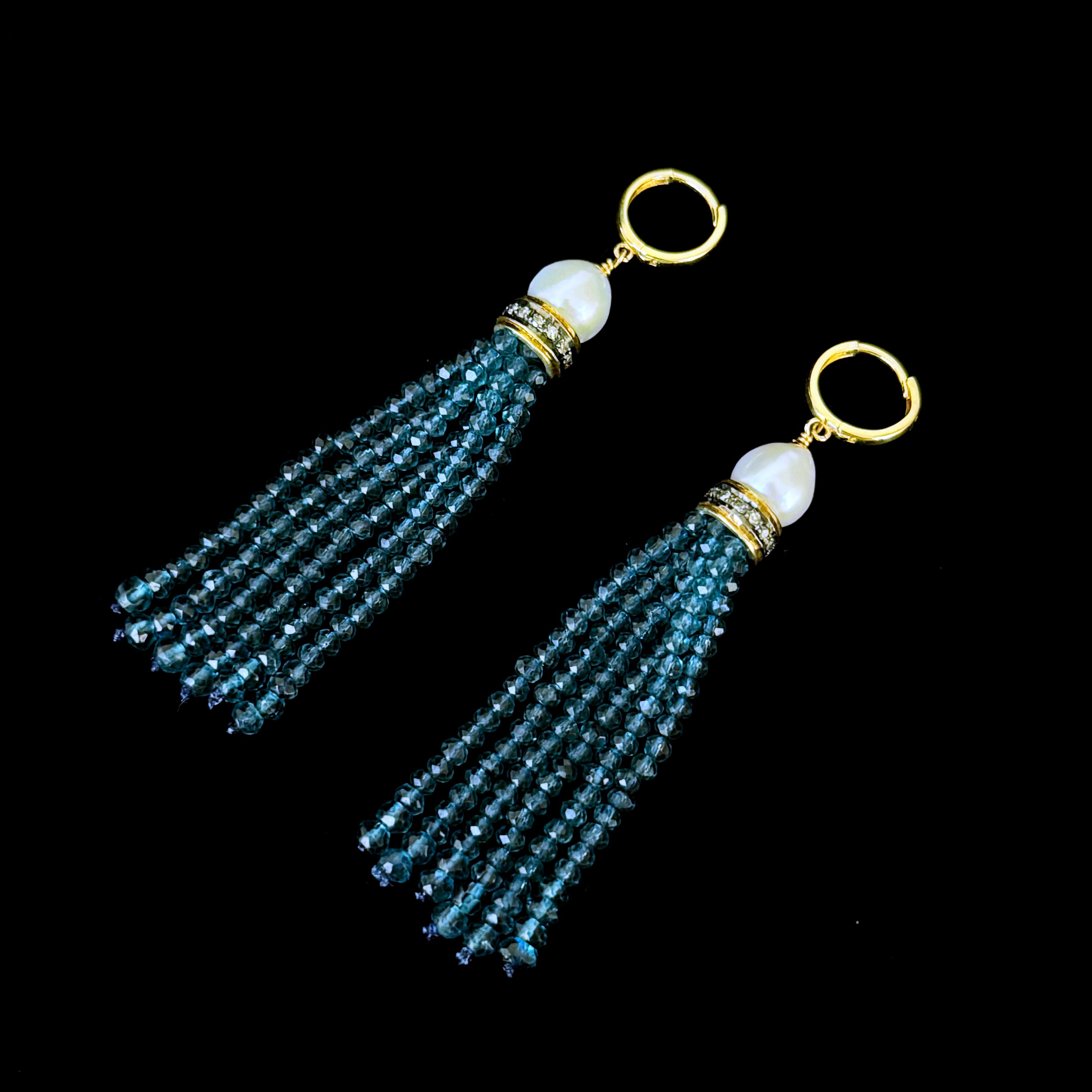Artigiano Marina J. London Orecchini con topazio blu, perle, diamanti e nappe solide in 14k in vendita